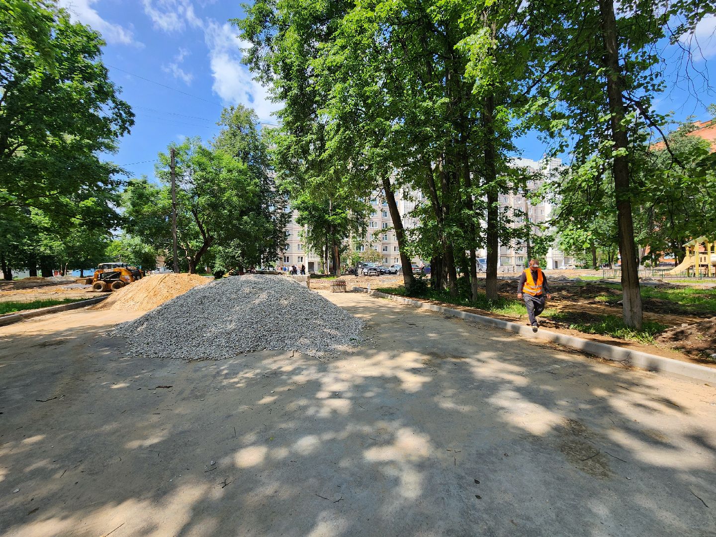 чехов, улица дружбы, благоустройство двора, пешеходные дорожки, тропинки, тротуары, проезды,  комплексное благоустройство,  госпрограмма московской области, формирование комфортной городской среды, комиссия, проверка, глава округа михаил собакин,