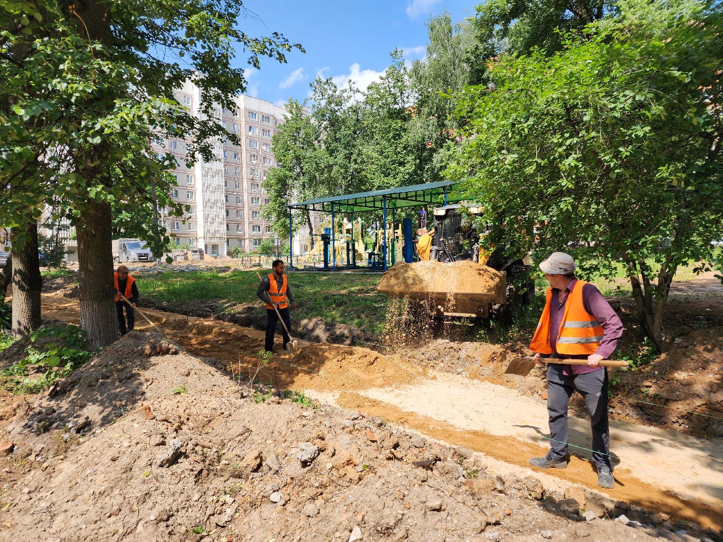 чехов, улица дружбы, благоустройство двора, пешеходные дорожки, тропинки, тротуары, проезды,  комплексное благоустройство,  госпрограмма московской области, формирование комфортной городской среды, комиссия, проверка, глава округа михаил собакин,