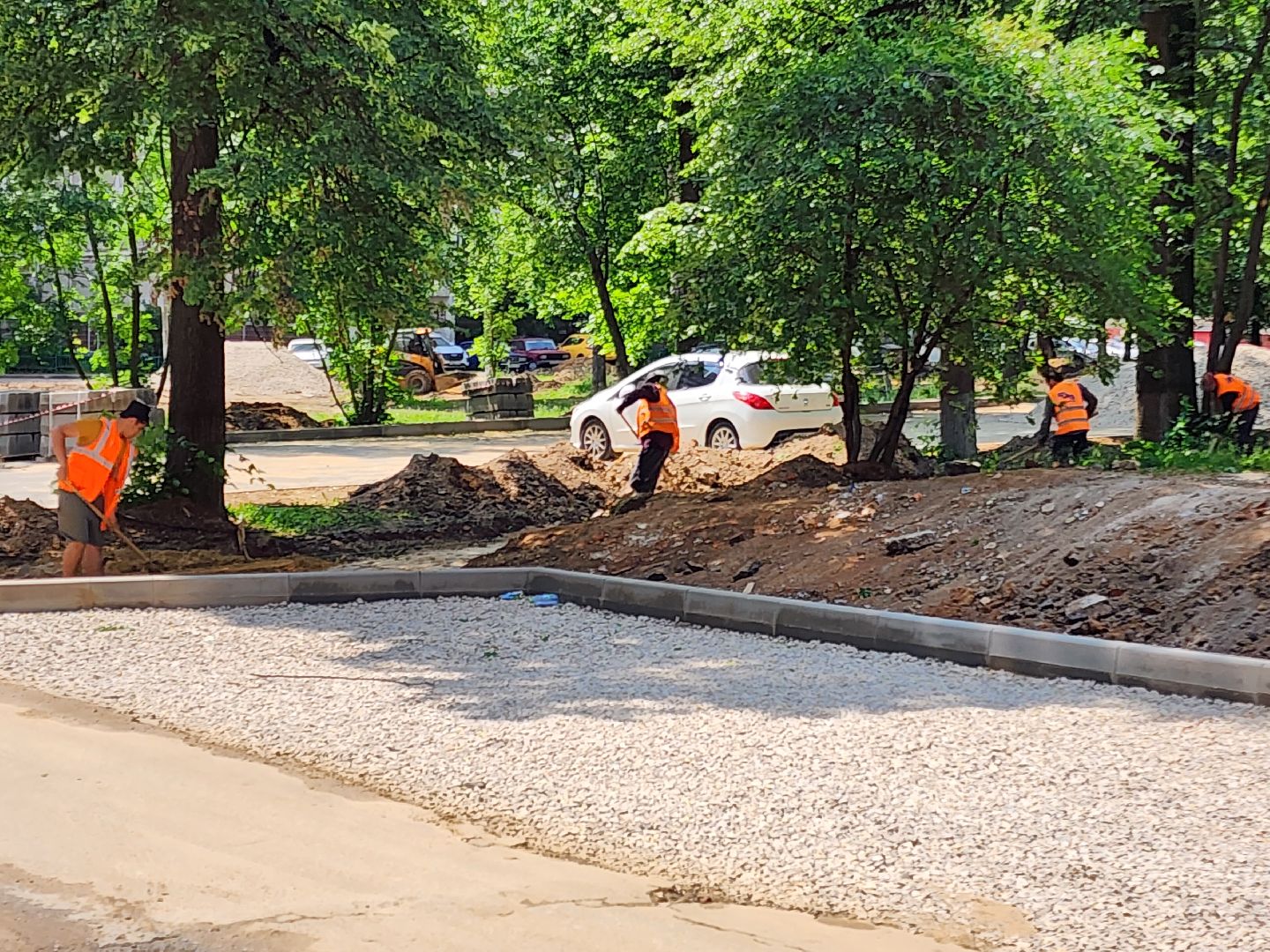 чехов, улица дружбы, благоустройство двора, пешеходные дорожки, тропинки, тротуары, проезды,  комплексное благоустройство,  госпрограмма московской области, формирование комфортной городской среды, комиссия, проверка, глава округа михаил собакин,
