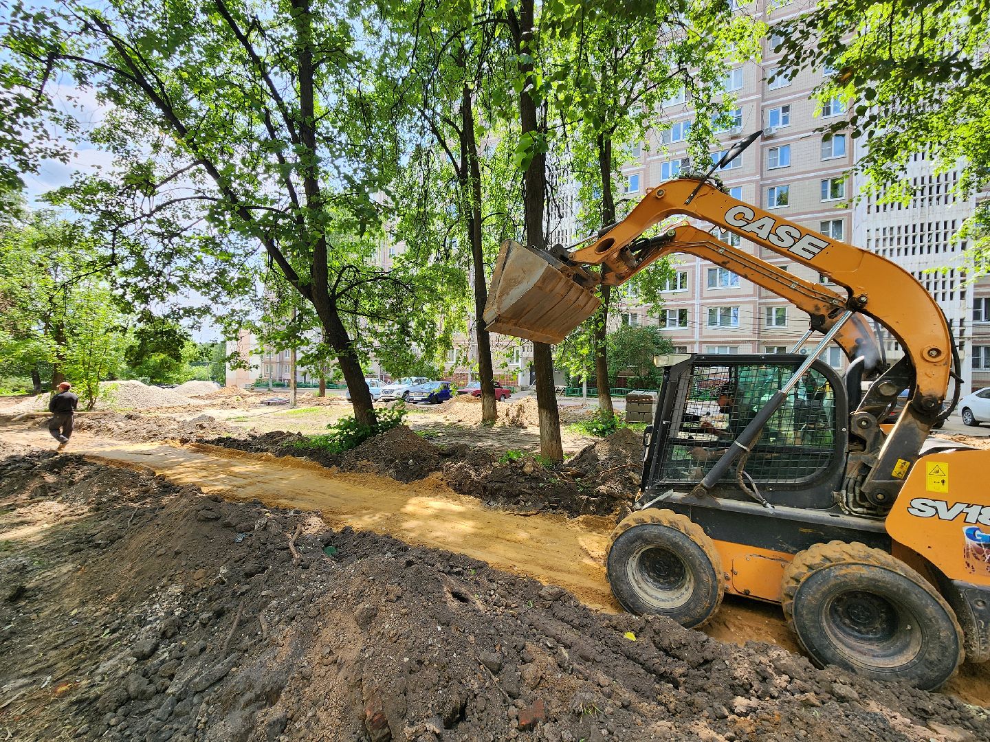 чехов, улица дружбы, благоустройство двора, пешеходные дорожки, тропинки, тротуары, проезды,  комплексное благоустройство,  госпрограмма московской области, формирование комфортной городской среды, комиссия, проверка, глава округа михаил собакин,
