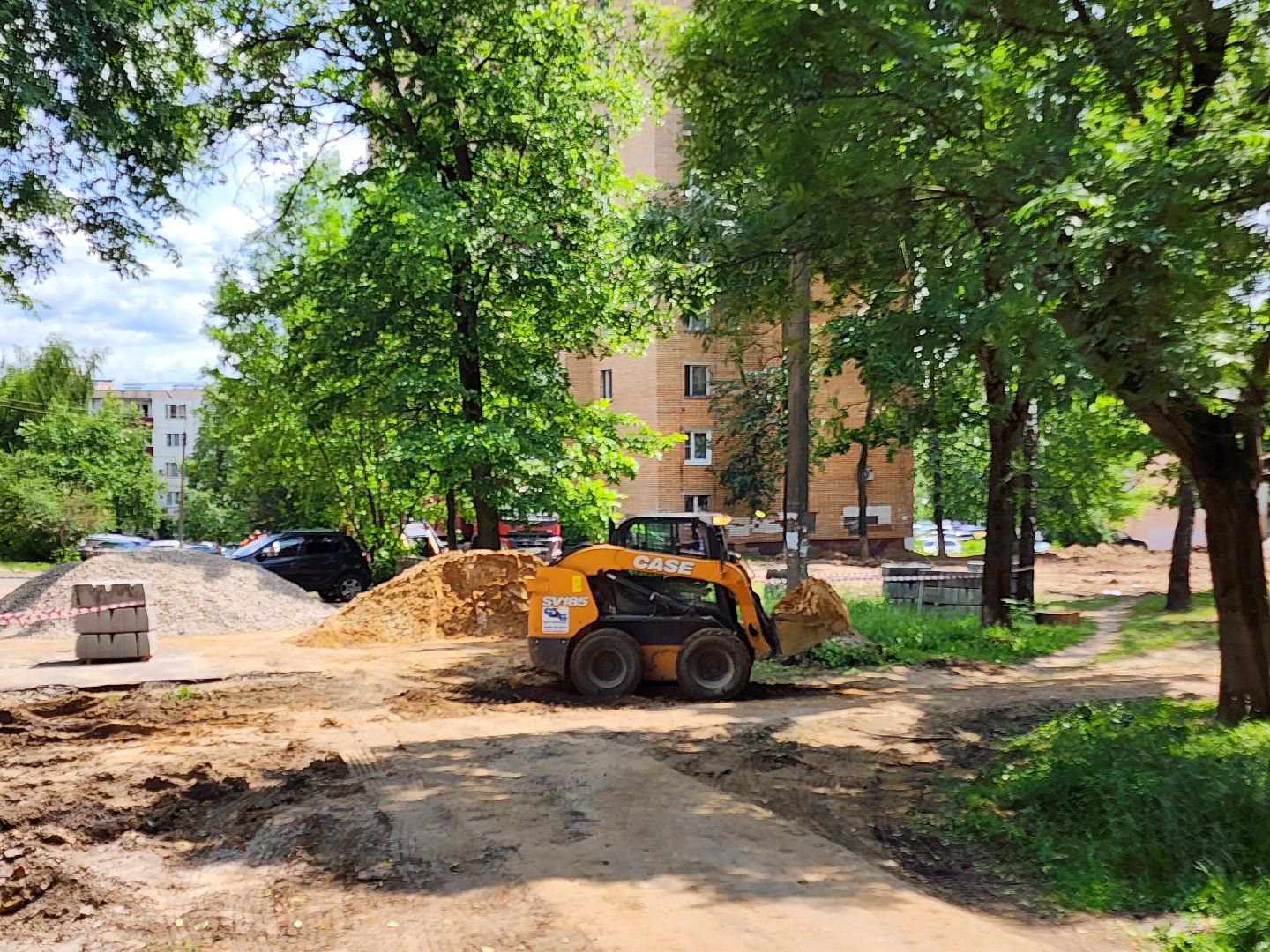 чехов, улица дружбы, благоустройство двора, пешеходные дорожки, тропинки, тротуары, проезды,  комплексное благоустройство,  госпрограмма московской области, формирование комфортной городской среды, комиссия, проверка, глава округа михаил собакин,