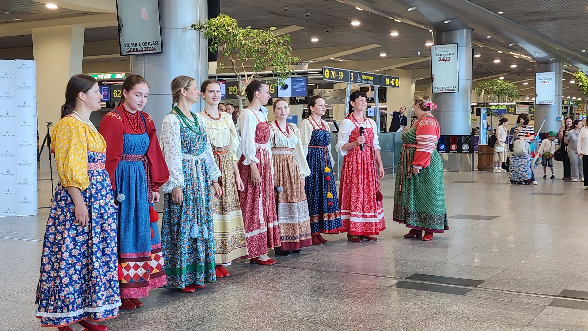 культура, фольклор, ансамбль, коллектив, русские традиции, россия , день россии, домодедово, аэроопорт, аэропорт домодедово, концерт, флаг россии, флешмоб, подмосковье,