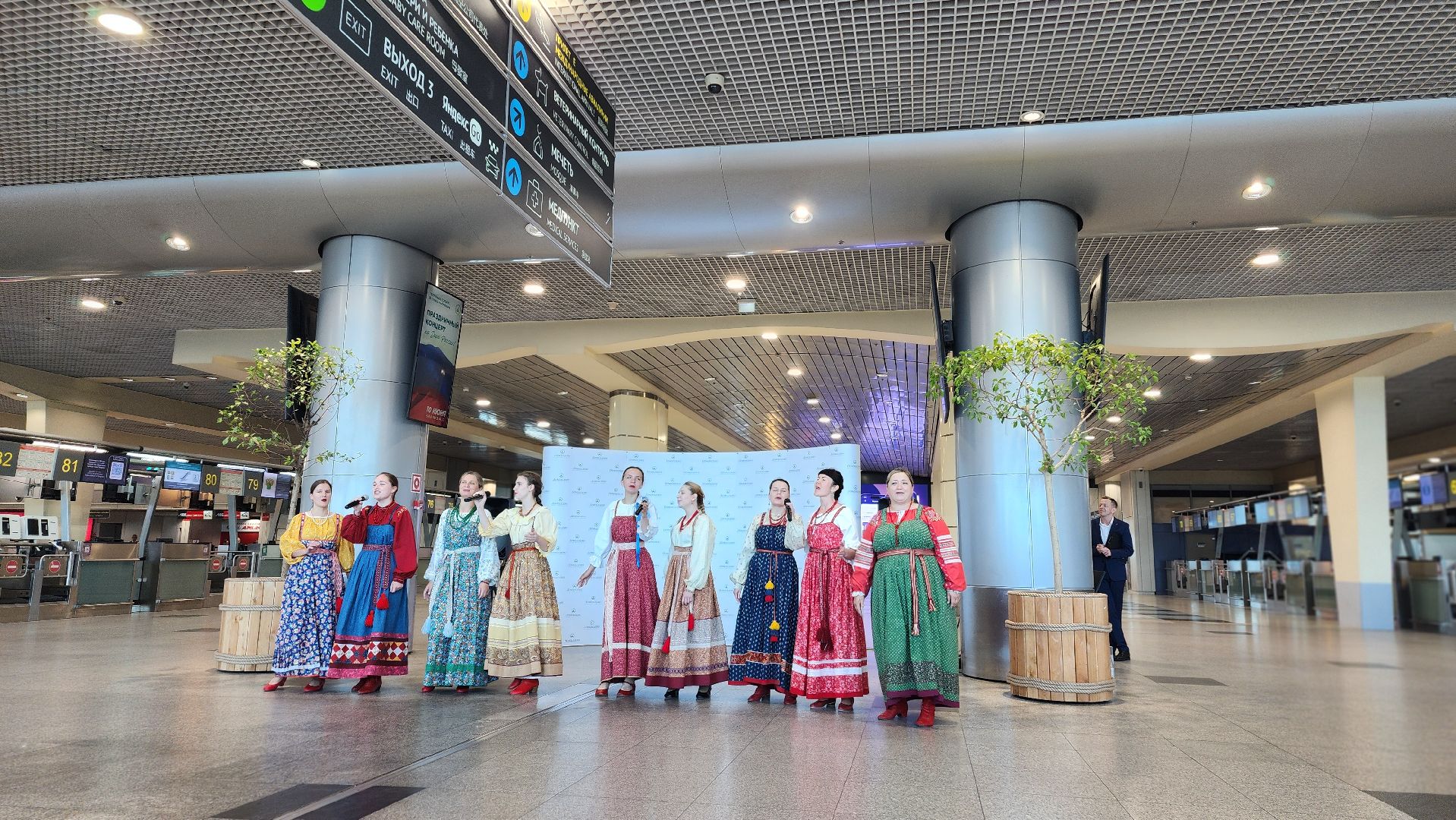 культура, фольклор, ансамбль, коллектив, русские традиции, россия , день россии, домодедово, аэроопорт, аэропорт домодедово, концерт, флаг россии, флешмоб, подмосковье,