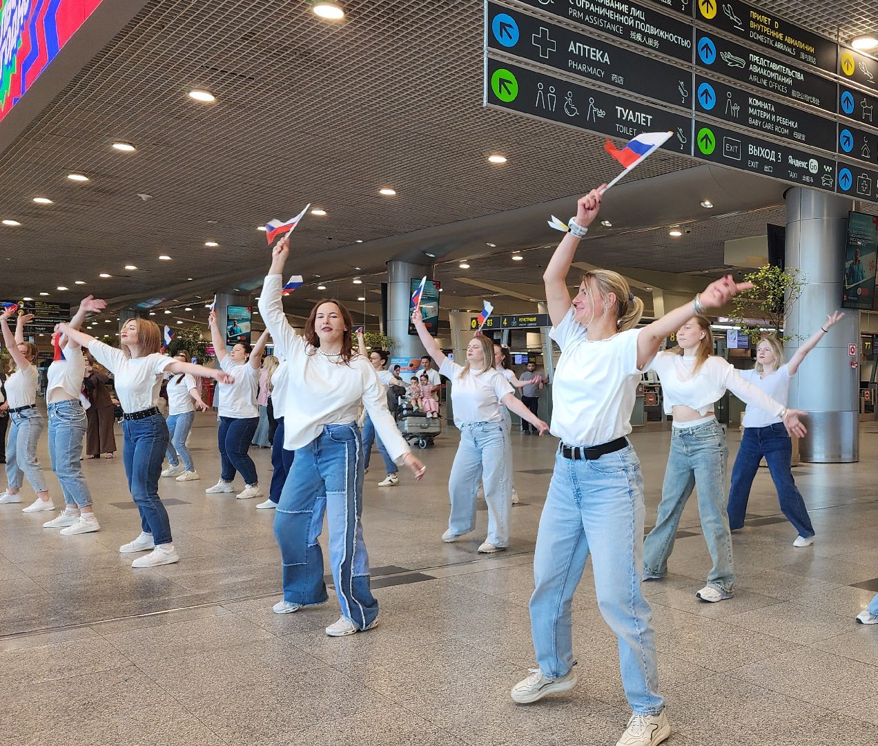 домодедово, помосковье, культура, танец, флешмоб, аэропорт, аэропорт домодедово, день россии, россия,