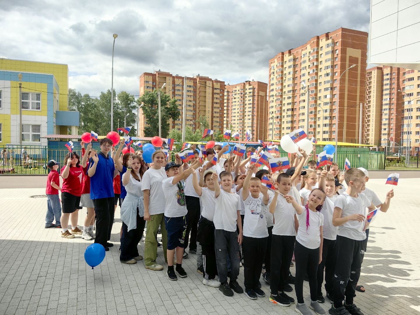 флешмоб, день россии, лагерь, символы,