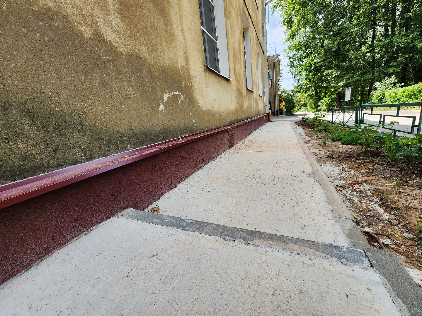 чехов,  улица ильича 33, жилой дом, капитальный ремонт фундамента, капремонт отмостки и цоколя, укрепление и усиление фундамента, реконструкция, обновление, инженерные сети, благоустройство двора, фонд капитального ремонта московской области,