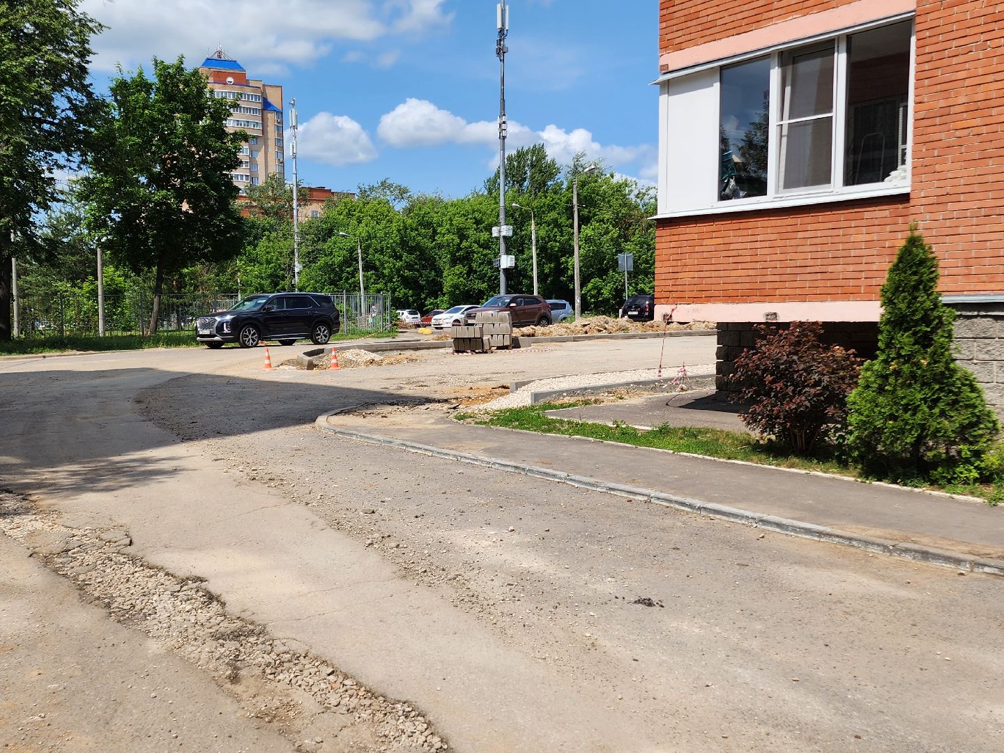 чехов, улица дружбы, комплексное благоустройство двора, парковки, автостоянки, детские и спортивные площадки, проезды, зоны отдыха, пешеходные дорожки, госпрограмма московской области, формирование комфортной городской среды,