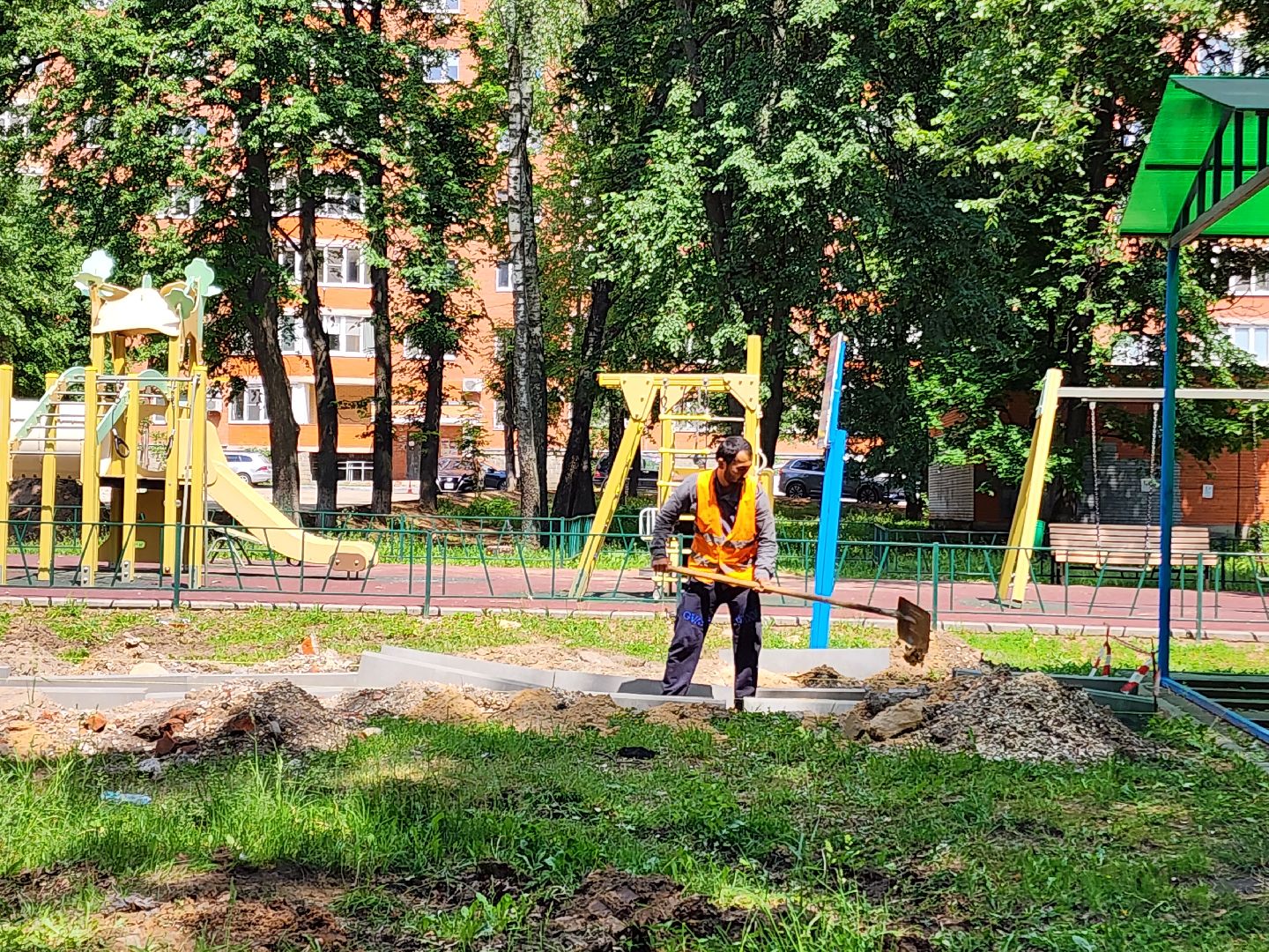 чехов, улица дружбы, комплексное благоустройство двора, парковки, автостоянки, детские и спортивные площадки, проезды, зоны отдыха, пешеходные дорожки, госпрограмма московской области, формирование комфортной городской среды,