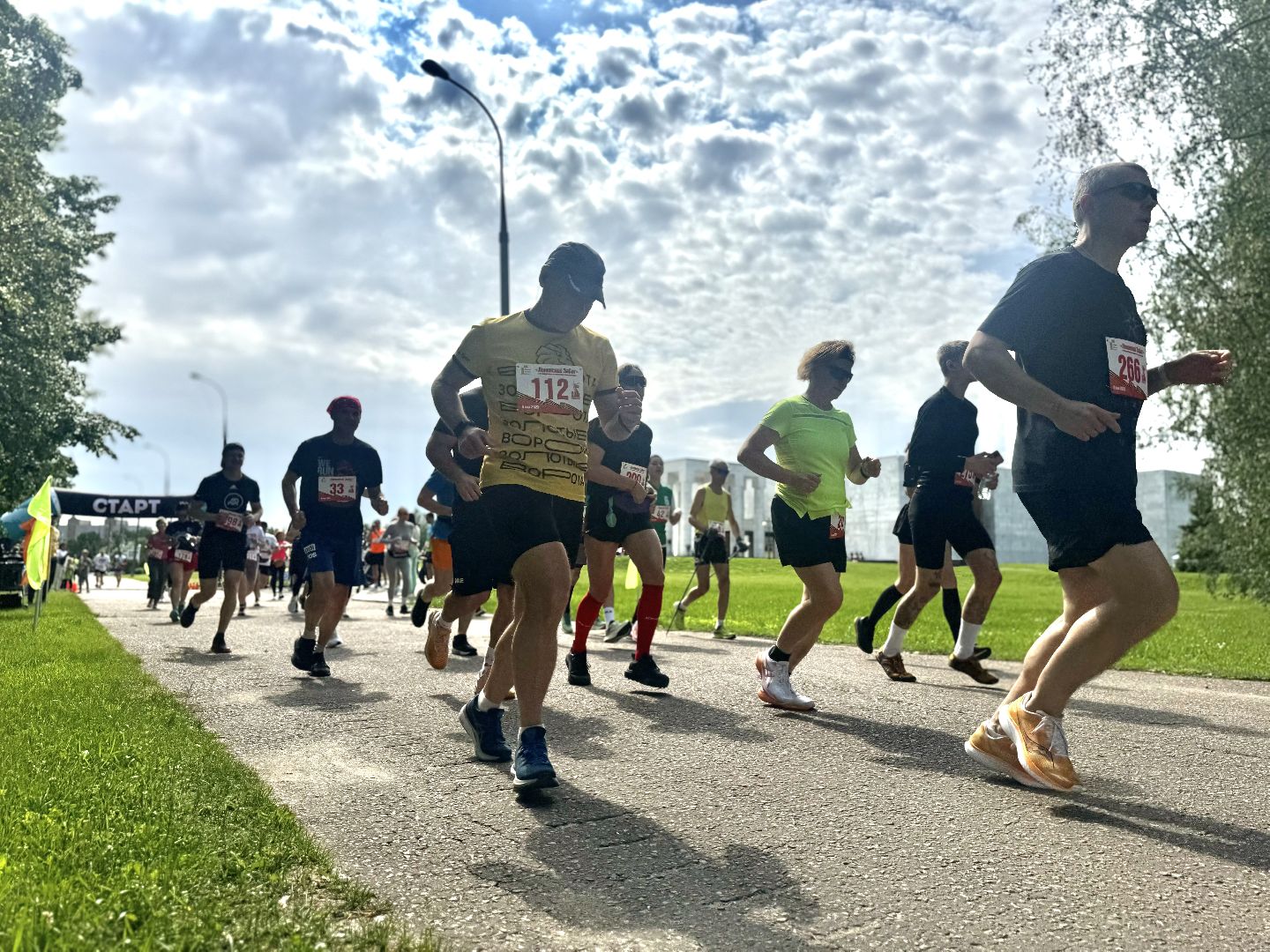 ленинский забег, музей заповедник горки ленинские, спортсмены, бегуны, день россии, 80 лет победе,