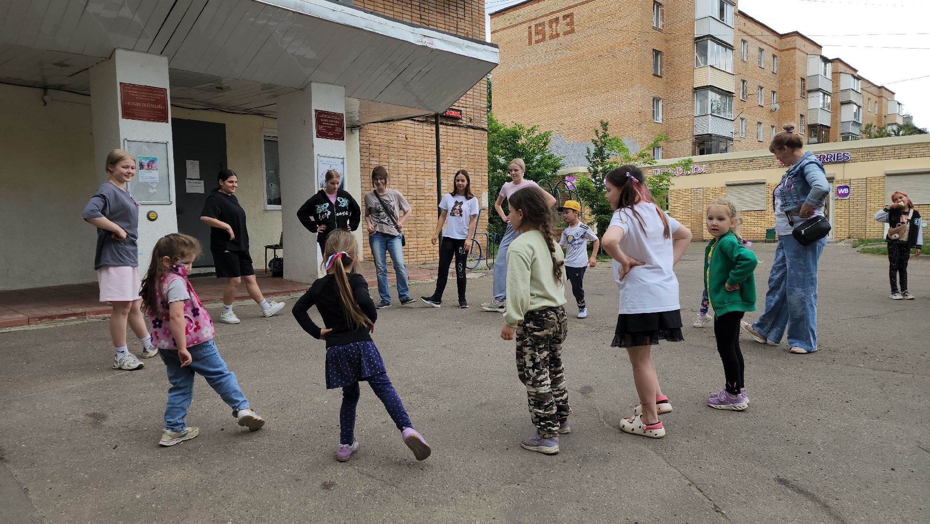 софрино, пушкинский округ, день россии, флешмоб, аквагрим, дети, родители, танцы, песни, флаг россии, патриотизм,