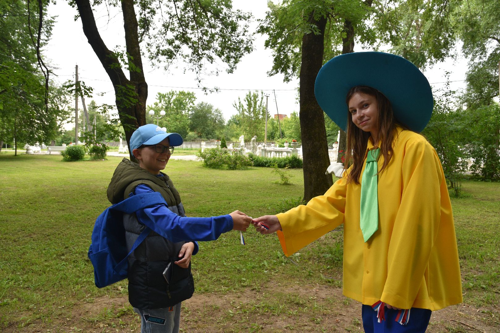 лотошино, лотошинский парк, день россии, триколор, ленточка,