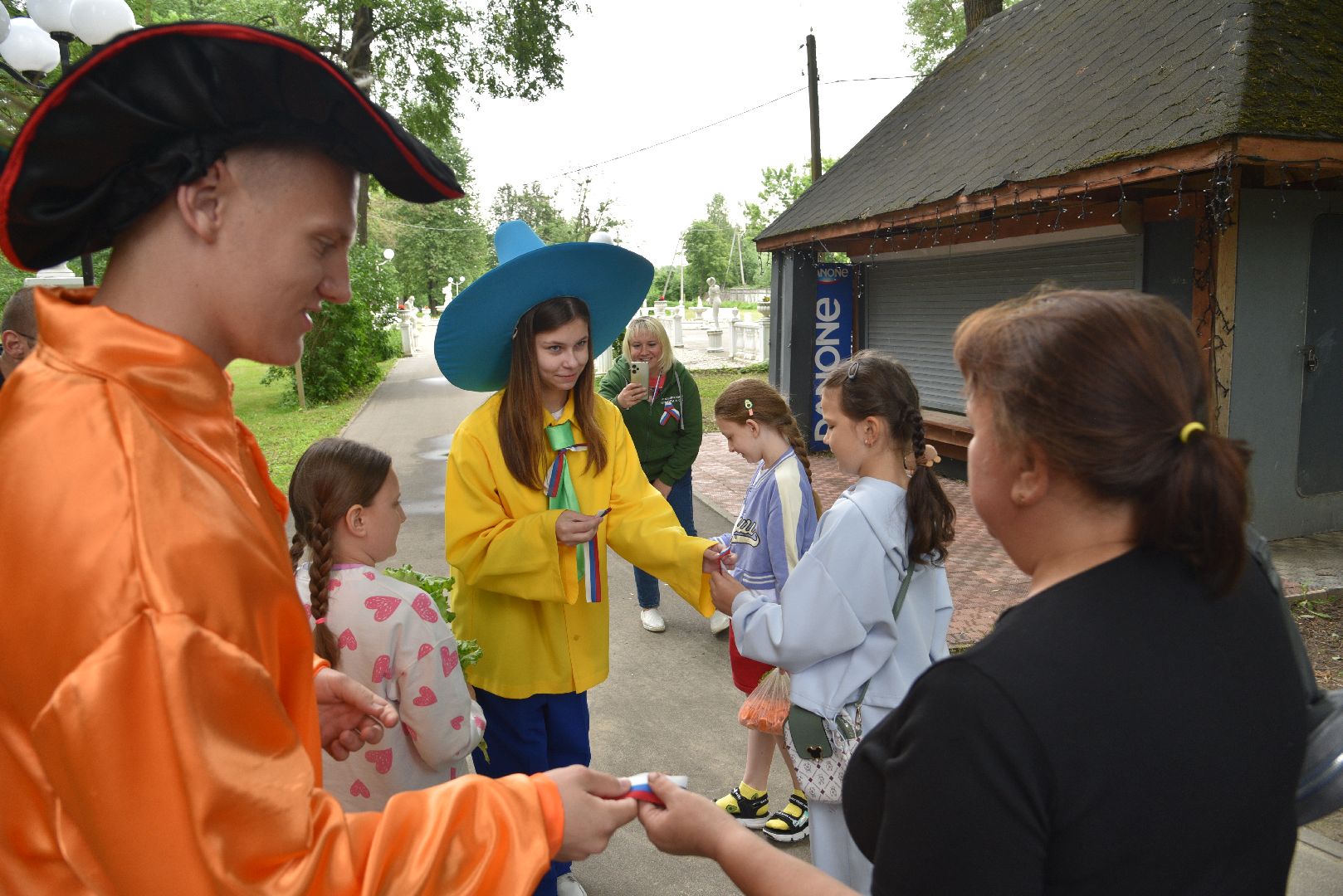 лотошино, лотошинский парк, день россии, триколор, ленточка,