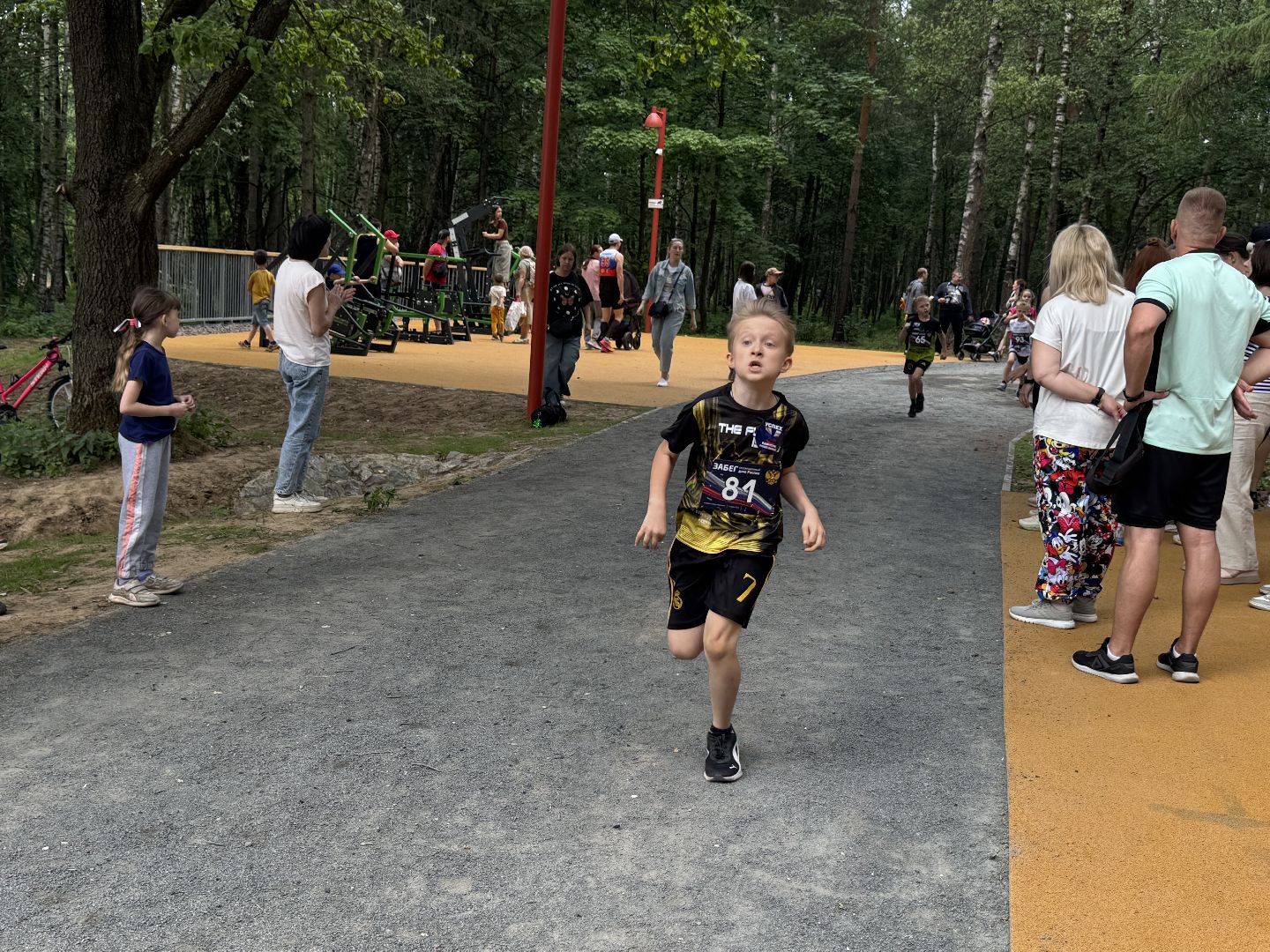 забег в честь дня россии, день россии, балашиха, вишняковский парк,