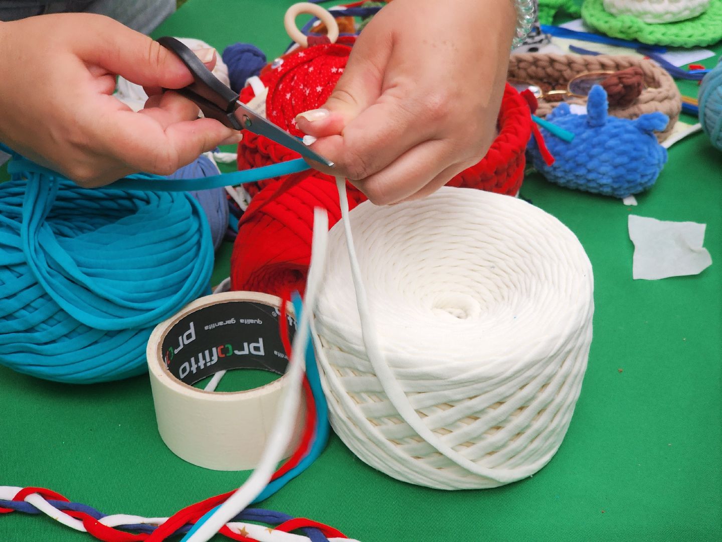 долгопрудный, день россии 2025, фестиваль с россией в сердце, триколор, фенечка, нитки,  мастер-класс,