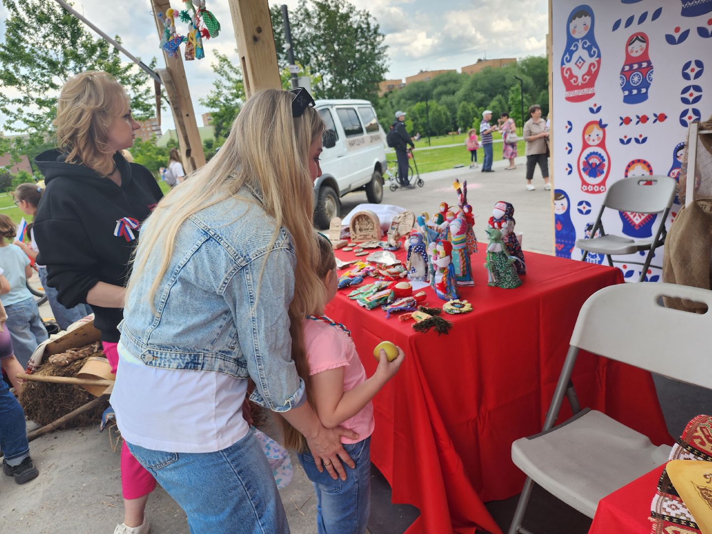 долгопрудный, день россии 2025, фестиваль с россией в сердце, триколор, фенечка, нитки,  мастер-класс,