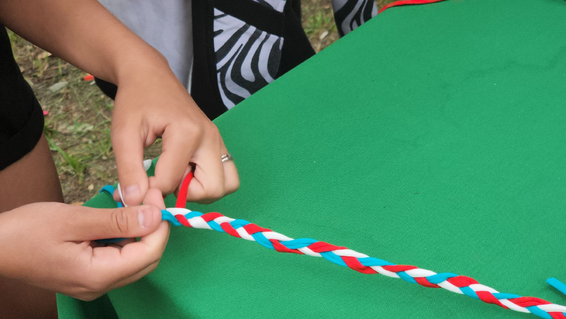 долгопрудный, день россии 2025, фестиваль с россией в сердце, триколор, фенечка, нитки,  мастер-класс,