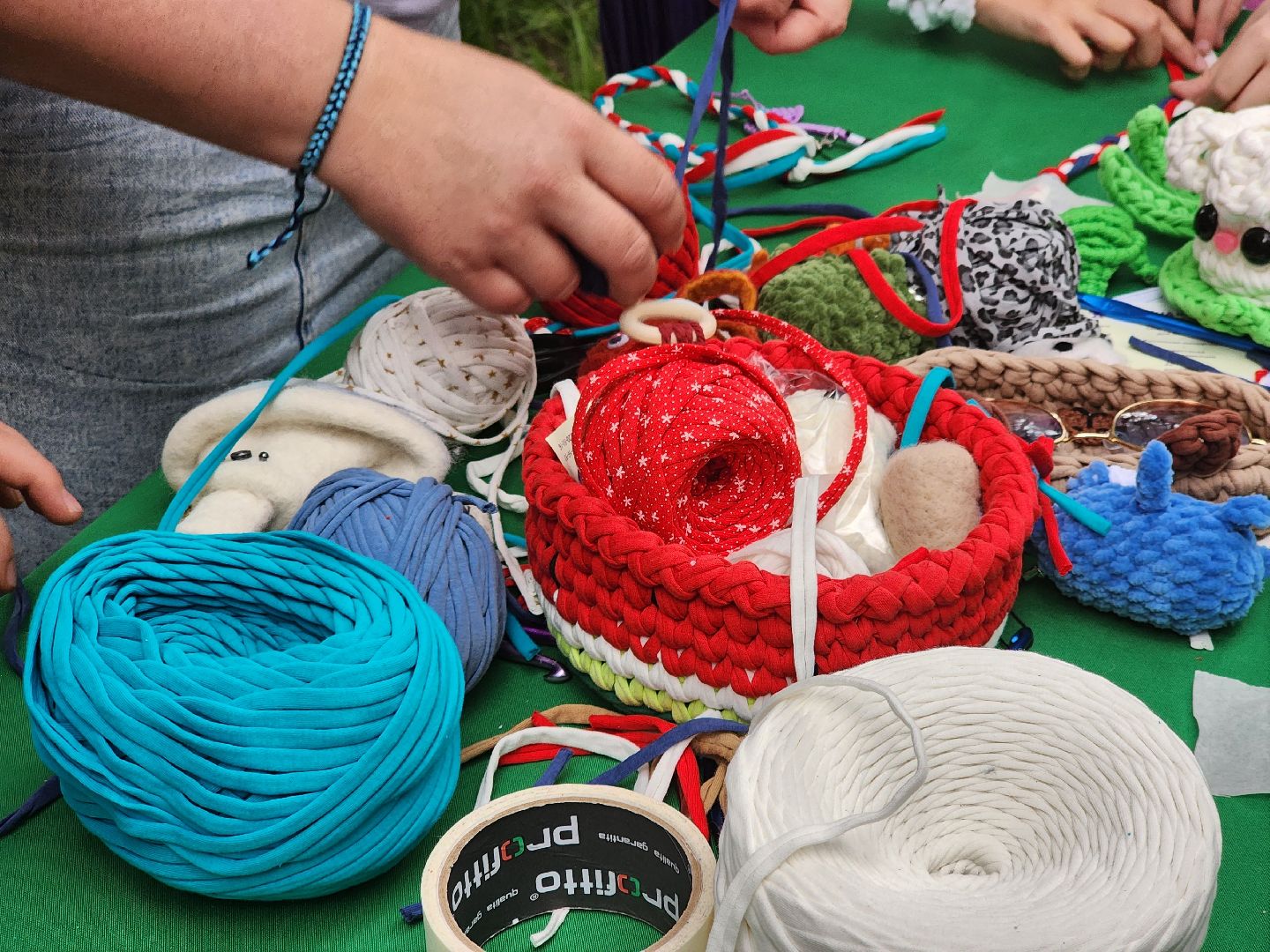 долгопрудный, день россии 2025, фестиваль с россией в сердце, триколор, фенечка, нитки,  мастер-класс,