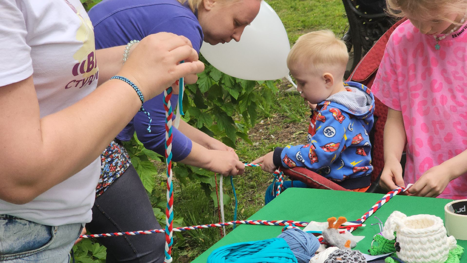 долгопрудный, день россии 2025, фестиваль с россией в сердце, триколор, фенечка, нитки,  мастер-класс,