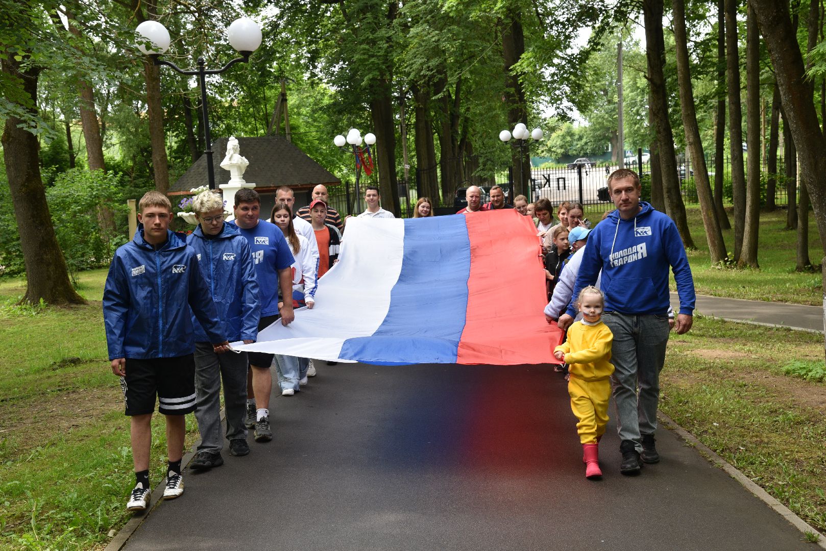 лотошино, день россии, флаг россии, лотошинский парк,