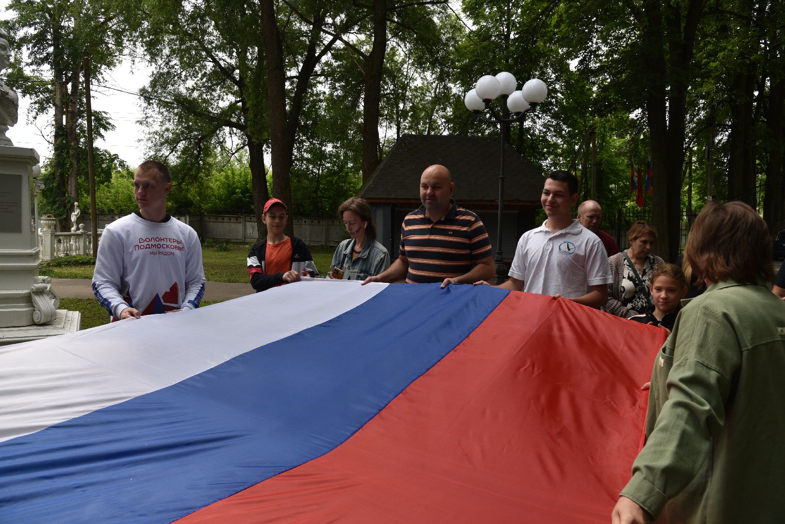 лотошино, день россии, флаг россии, лотошинский парк,