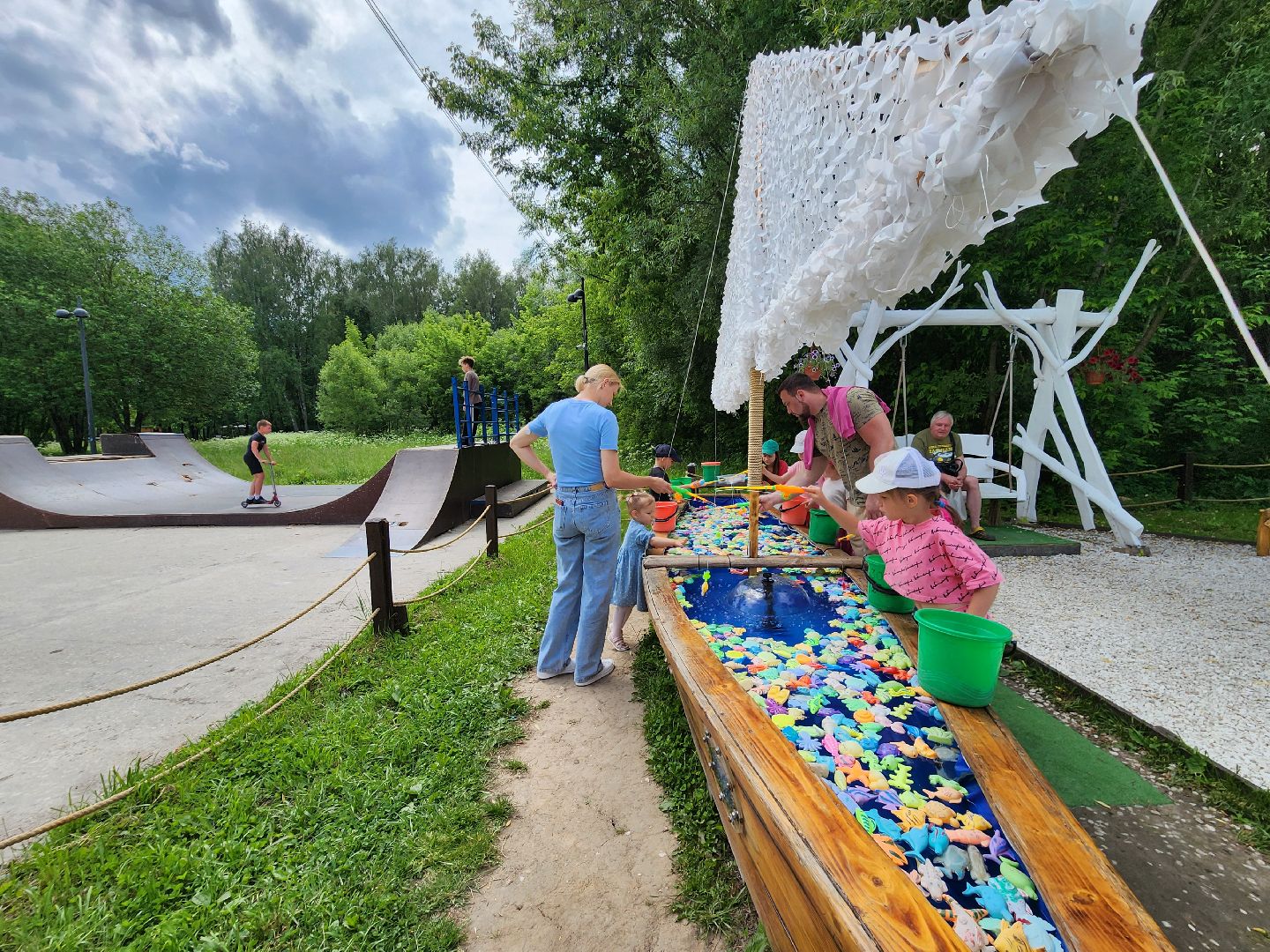 чехов, улица пушкина, городской парк, день россии, праздничная программа, с россией в сердце, мастер-классы, игры и конкурсы, плетение маскировочных сетей, маскхалаты, ярмарка сделано вручную, концерт, аттракционы, карусель сказка, батуты,