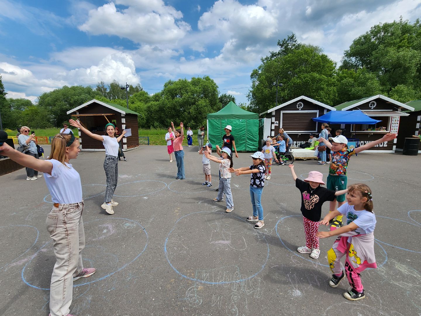 чехов, улица пушкина, городской парк, день россии, праздничная программа, с россией в сердце, мастер-классы, игры и конкурсы, плетение маскировочных сетей, маскхалаты, ярмарка сделано вручную, концерт, аттракционы, карусель сказка, батуты,
