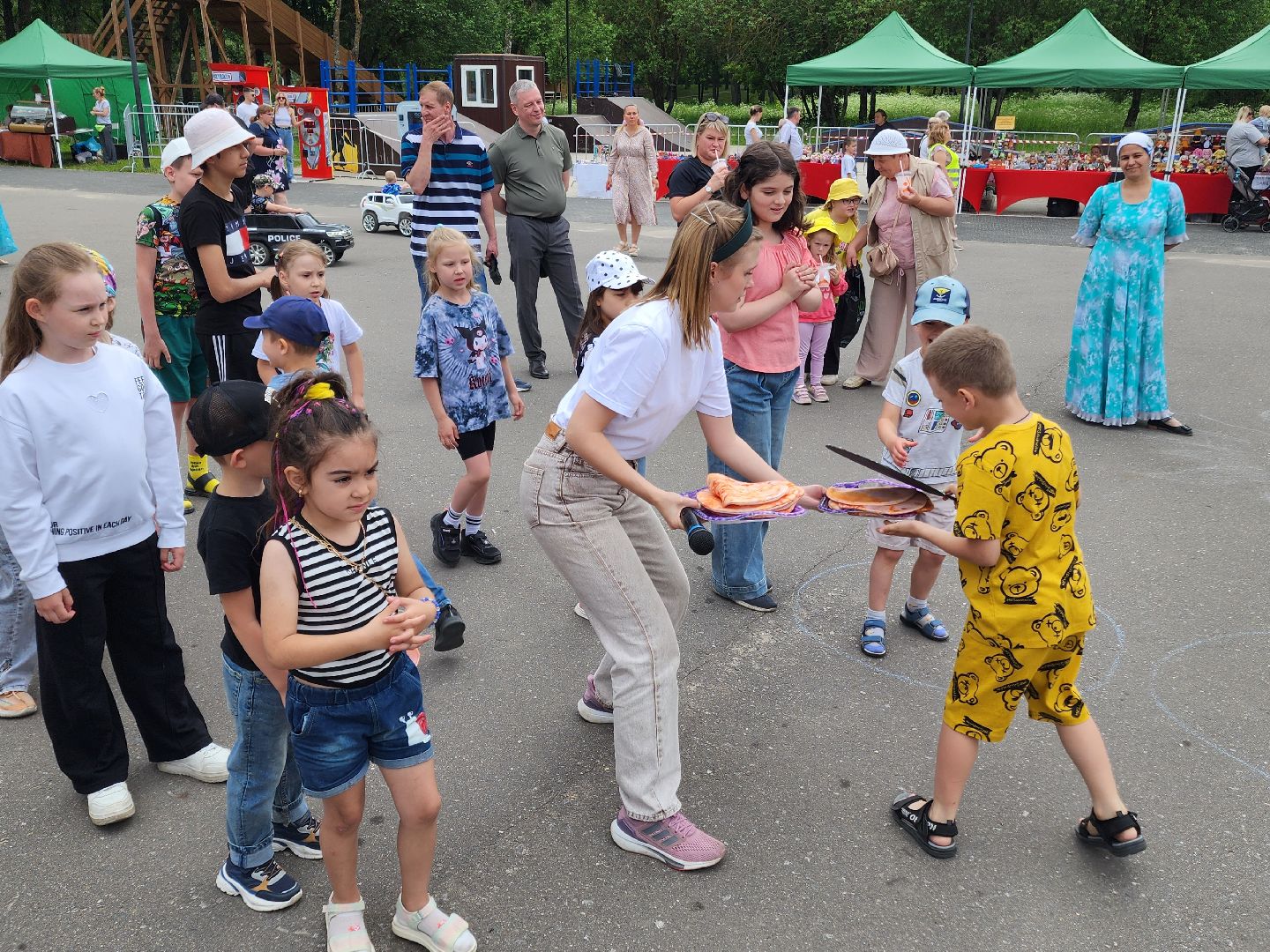 чехов, улица пушкина, городской парк, день россии, праздничная программа, с россией в сердце, мастер-классы, игры и конкурсы, плетение маскировочных сетей, маскхалаты, ярмарка сделано вручную, концерт, аттракционы, карусель сказка, батуты,