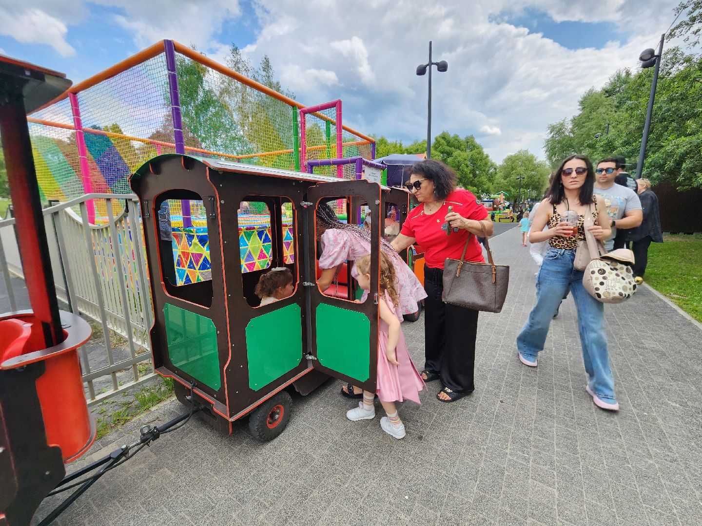 чехов, улица пушкина, городской парк, день россии, праздничная программа, с россией в сердце, мастер-классы, игры и конкурсы, плетение маскировочных сетей, маскхалаты, ярмарка сделано вручную, концерт, аттракционы, карусель сказка, батуты,