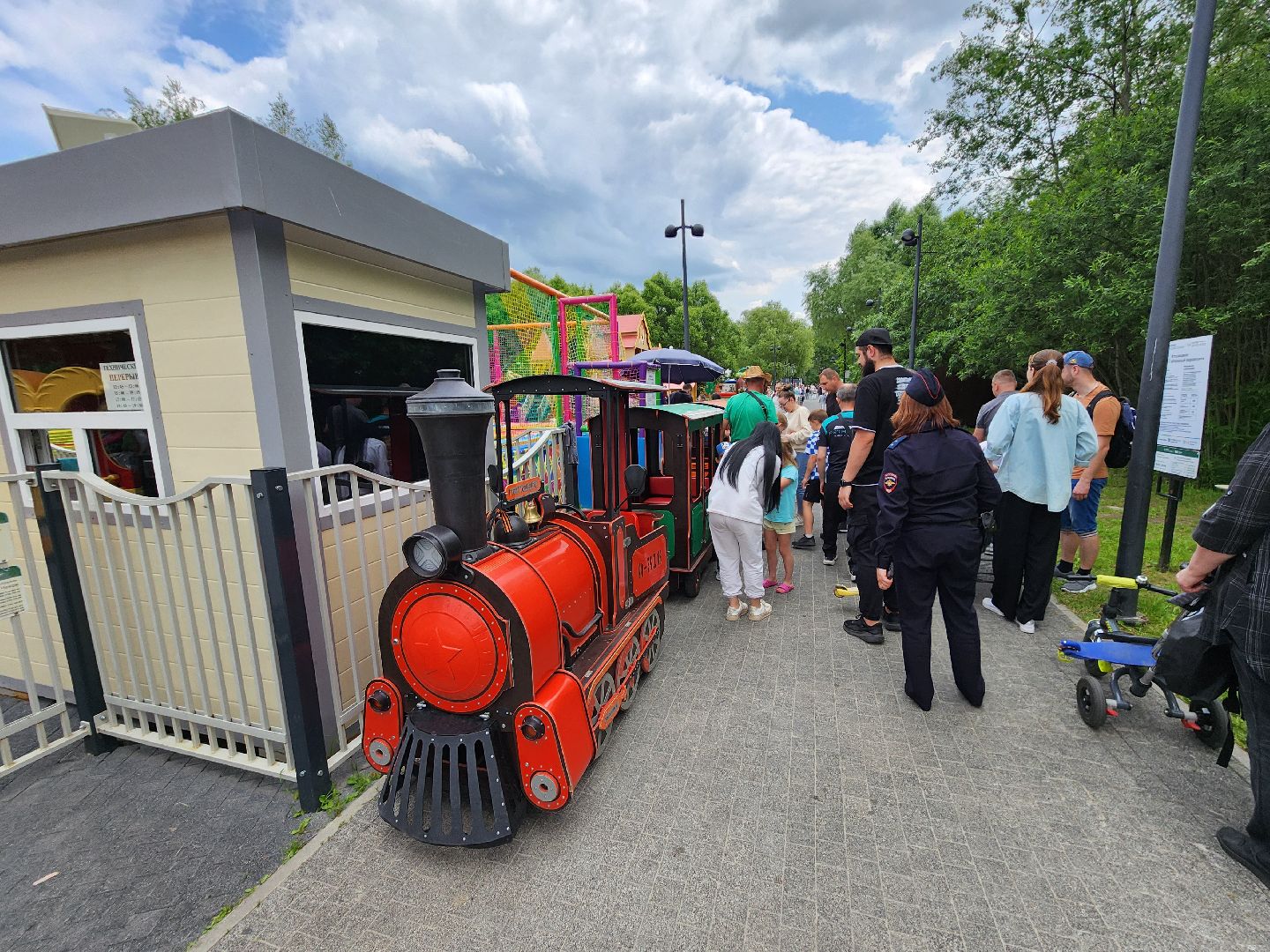 чехов, улица пушкина, городской парк, день россии, праздничная программа, с россией в сердце, мастер-классы, игры и конкурсы, плетение маскировочных сетей, маскхалаты, ярмарка сделано вручную, концерт, аттракционы, карусель сказка, батуты,