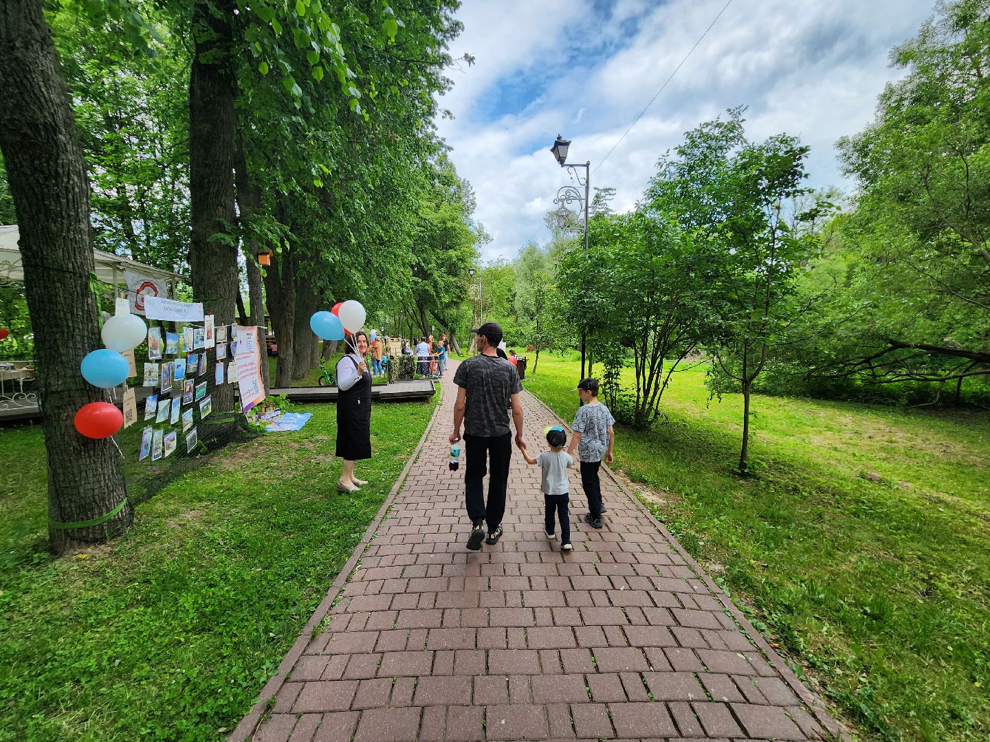 чехов, улица пушкина, городской парк, день россии, праздничная программа, с россией в сердце, мастер-классы, игры и конкурсы, плетение маскировочных сетей, маскхалаты, ярмарка сделано вручную, концерт, аттракционы, карусель сказка, батуты,