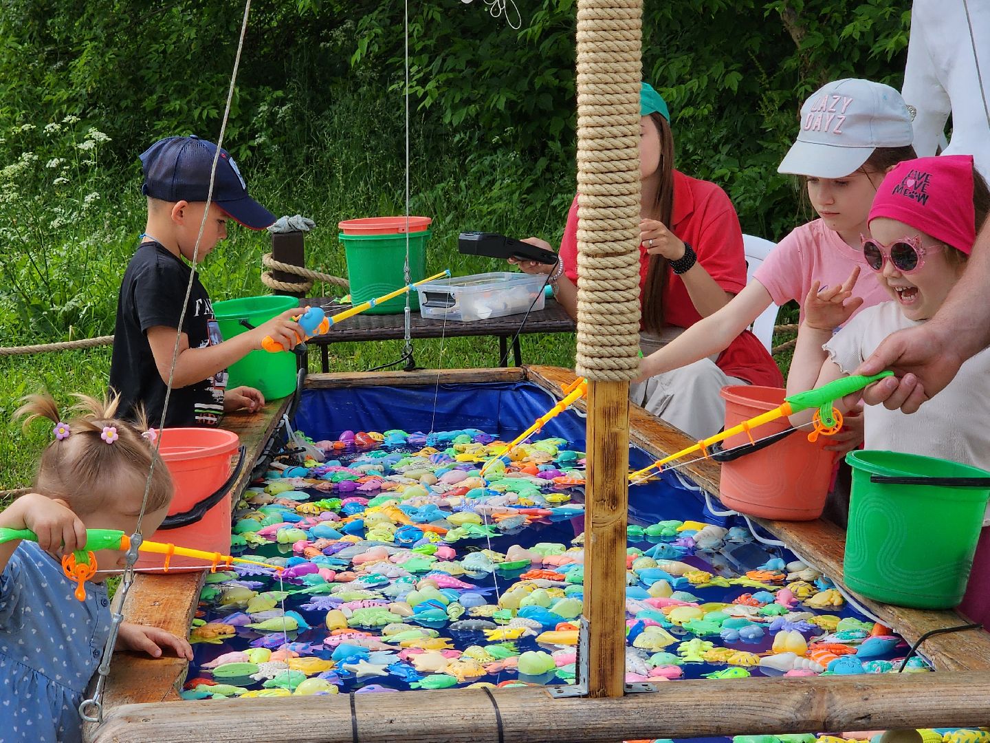 чехов, улица пушкина, городской парк, день россии, праздничная программа, с россией в сердце, мастер-классы, игры и конкурсы, плетение маскировочных сетей, маскхалаты, ярмарка сделано вручную, концерт, аттракционы, карусель сказка, батуты,
