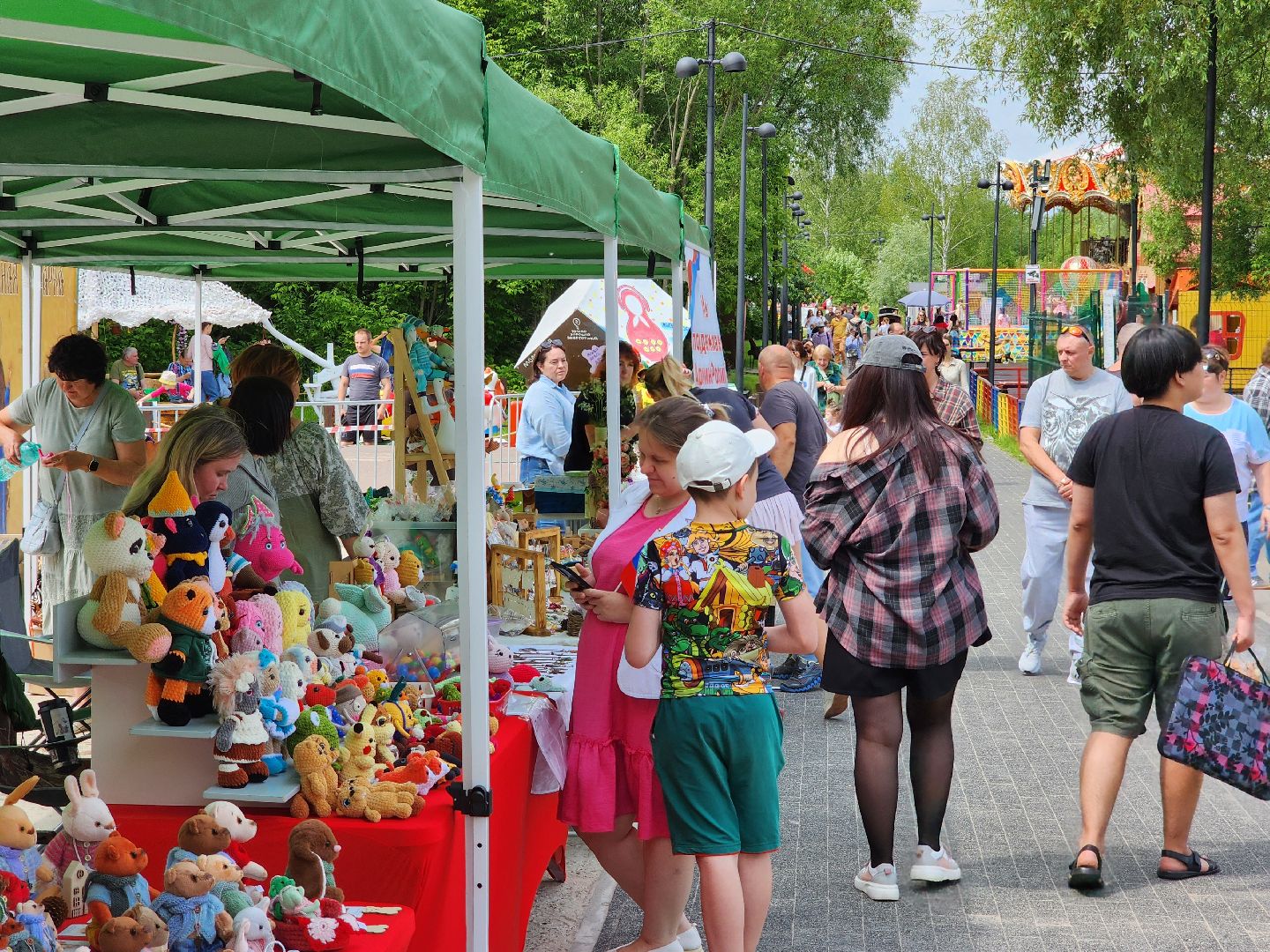чехов, улица пушкина, городской парк, день россии, праздничная программа, с россией в сердце, мастер-классы, игры и конкурсы, плетение маскировочных сетей, маскхалаты, ярмарка сделано вручную, концерт, аттракционы, карусель сказка, батуты,