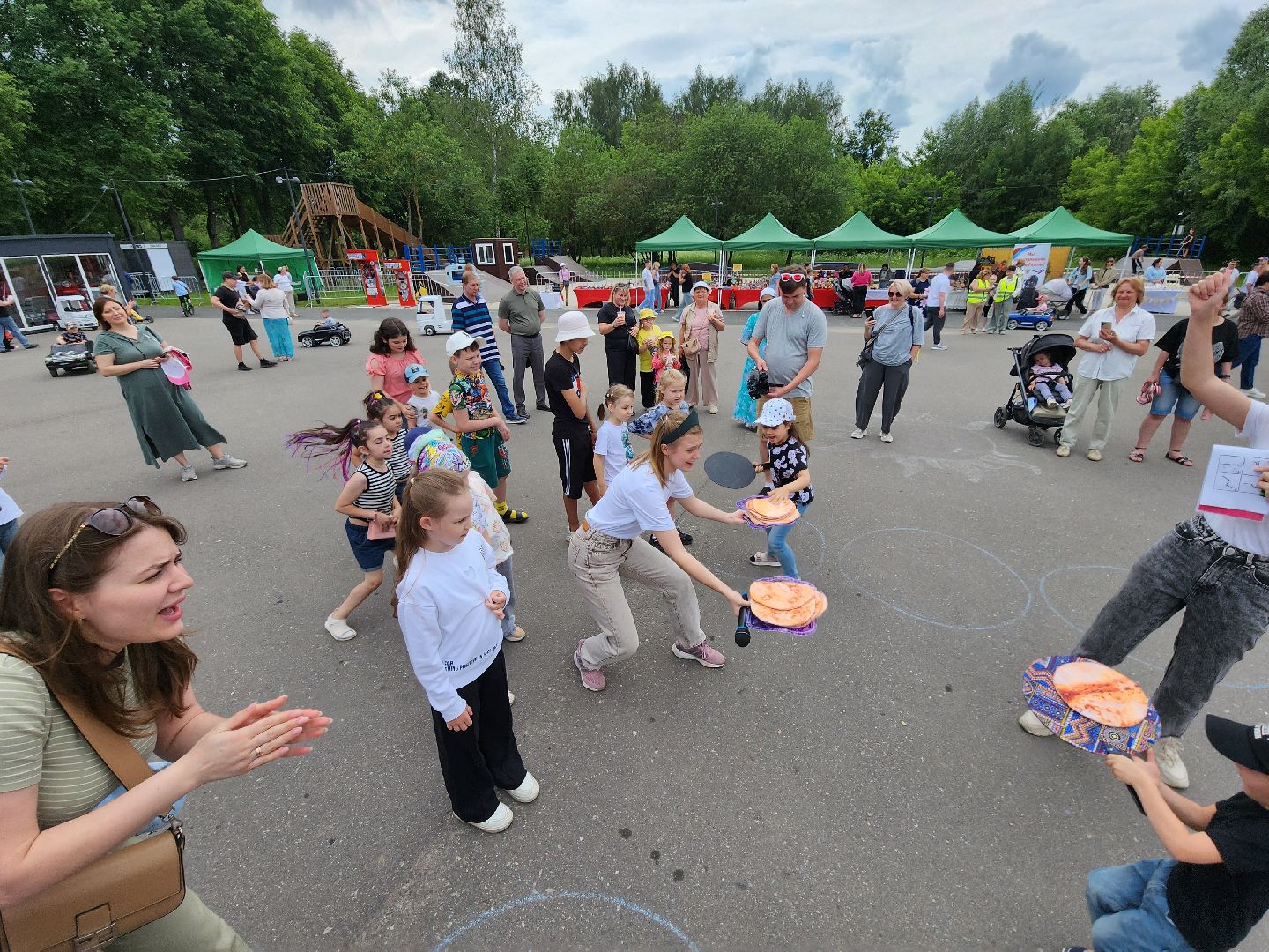 чехов, улица пушкина, городской парк, день россии, праздничная программа, с россией в сердце, мастер-классы, игры и конкурсы, плетение маскировочных сетей, маскхалаты, ярмарка сделано вручную, концерт, аттракционы, карусель сказка, батуты,