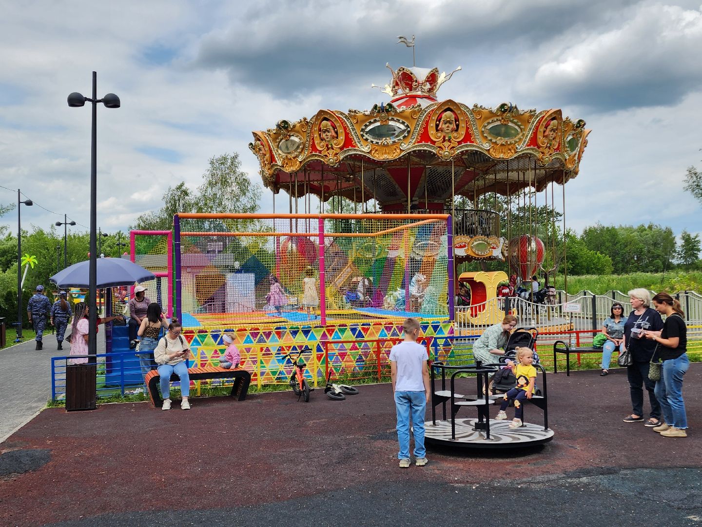 чехов, улица пушкина, городской парк, день россии, праздничная программа, с россией в сердце, мастер-классы, игры и конкурсы, плетение маскировочных сетей, маскхалаты, ярмарка сделано вручную, концерт, аттракционы, карусель сказка, батуты,