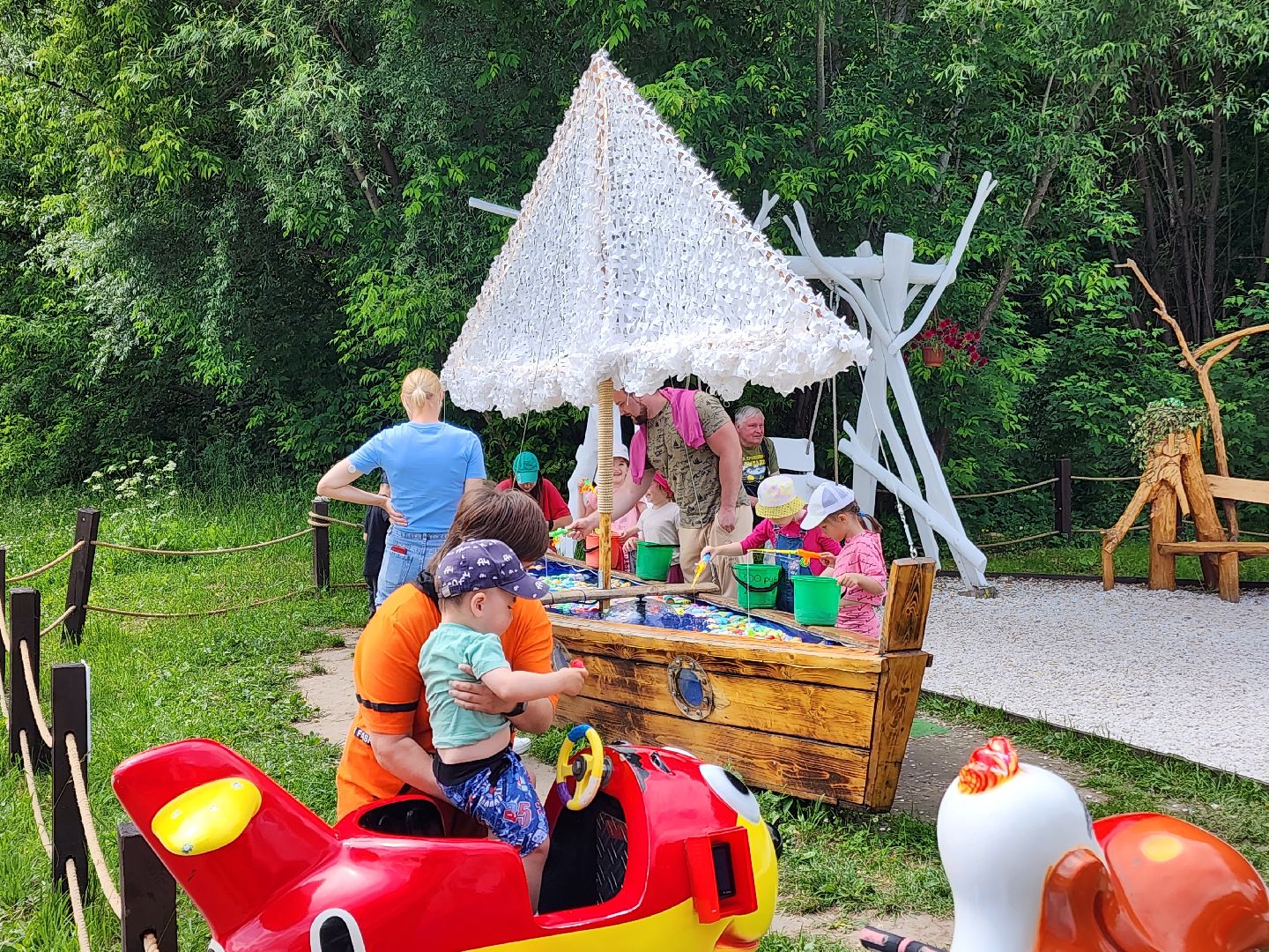 чехов, улица пушкина, городской парк, день россии, праздничная программа, с россией в сердце, мастер-классы, игры и конкурсы, плетение маскировочных сетей, маскхалаты, ярмарка сделано вручную, концерт, аттракционы, карусель сказка, батуты,