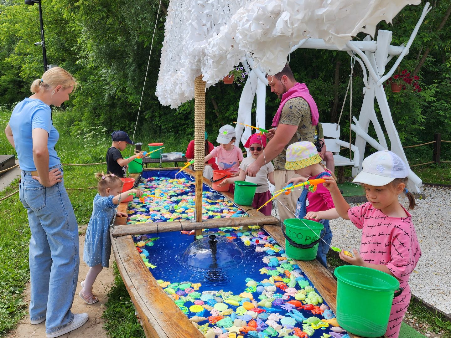чехов, улица пушкина, городской парк, день россии, праздничная программа, с россией в сердце, мастер-классы, игры и конкурсы, плетение маскировочных сетей, маскхалаты, ярмарка сделано вручную, концерт, аттракционы, карусель сказка, батуты,