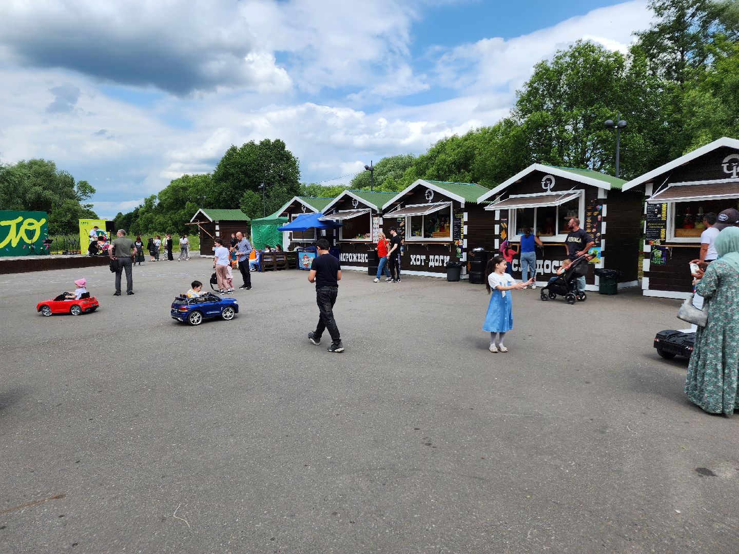 чехов, улица пушкина, городской парк, день россии, праздничная программа, с россией в сердце, мастер-классы, игры и конкурсы, плетение маскировочных сетей, маскхалаты, ярмарка сделано вручную, концерт, аттракционы, карусель сказка, батуты,