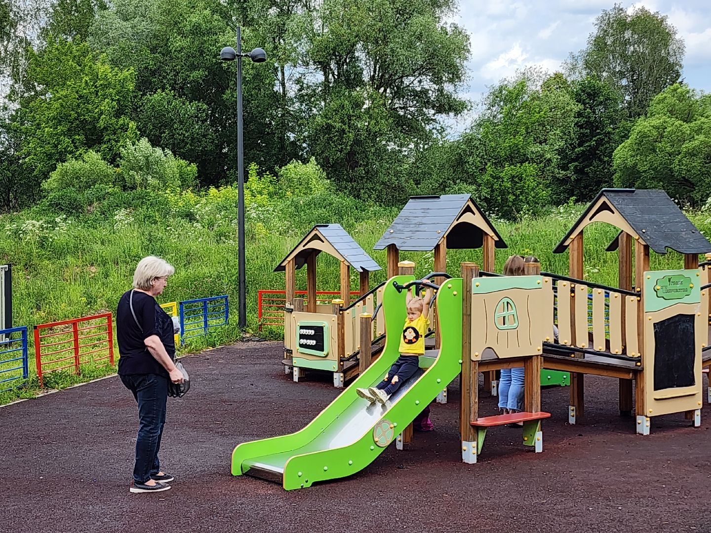 чехов, улица пушкина, городской парк, день россии, праздничная программа, с россией в сердце, мастер-классы, игры и конкурсы, плетение маскировочных сетей, маскхалаты, ярмарка сделано вручную, концерт, аттракционы, карусель сказка, батуты,