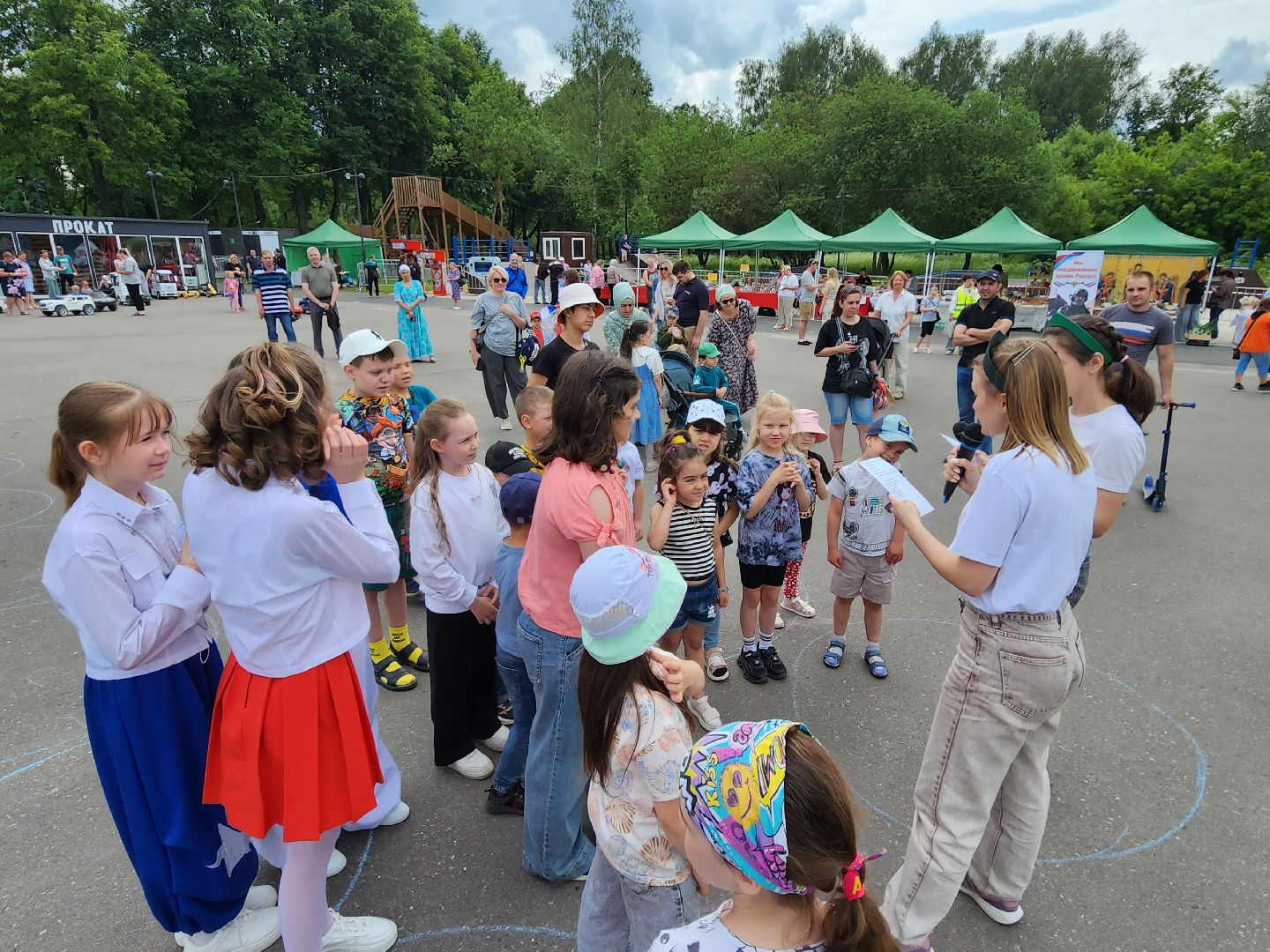 чехов, улица пушкина, городской парк, день россии, праздничная программа, с россией в сердце, мастер-классы, игры и конкурсы, плетение маскировочных сетей, маскхалаты, ярмарка сделано вручную, концерт, аттракционы, карусель сказка, батуты,