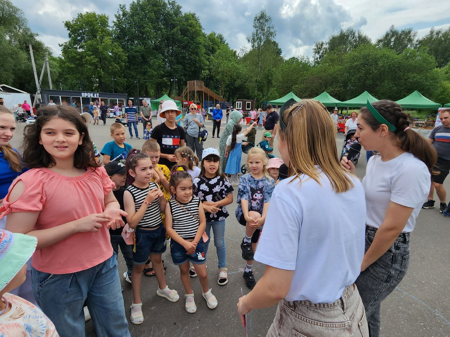 чехов, улица пушкина, городской парк, день россии, праздничная программа, с россией в сердце, мастер-классы, игры и конкурсы, плетение маскировочных сетей, маскхалаты, ярмарка сделано вручную, концерт, аттракционы, карусель сказка, батуты,
