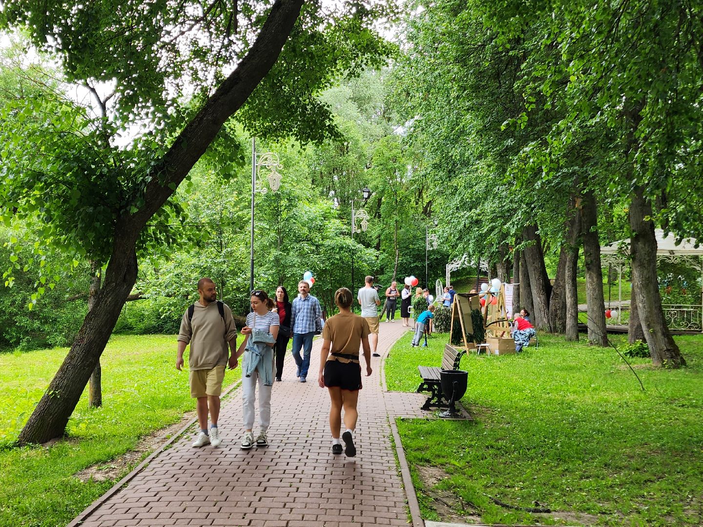 чехов, улица пушкина, городской парк, день россии, праздничная программа, с россией в сердце, мастер-классы, игры и конкурсы, плетение маскировочных сетей, маскхалаты, ярмарка сделано вручную, концерт, аттракционы, карусель сказка, батуты,