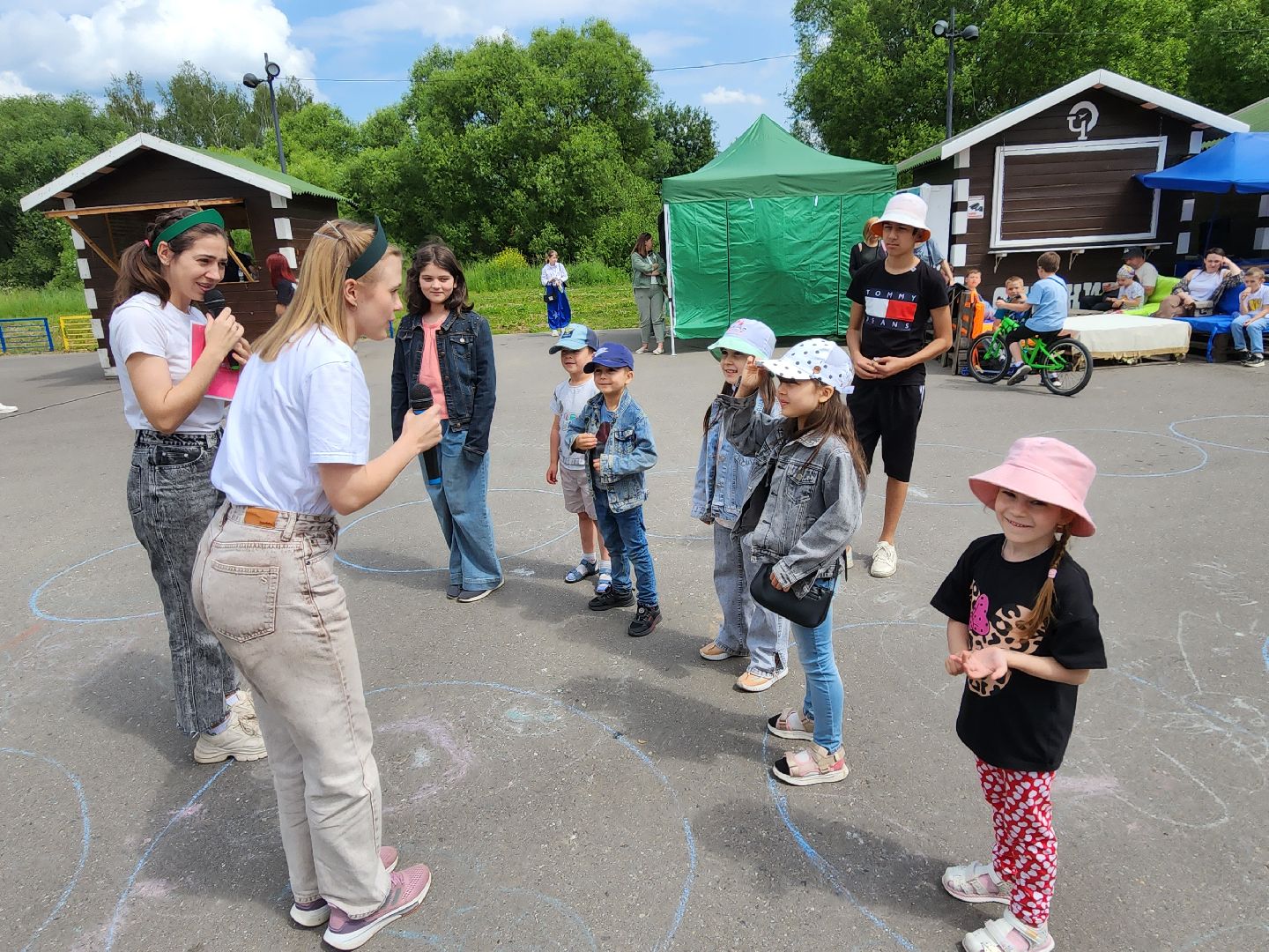чехов, улица пушкина, городской парк, день россии, праздничная программа, с россией в сердце, мастер-классы, игры и конкурсы, плетение маскировочных сетей, маскхалаты, ярмарка сделано вручную, концерт, аттракционы, карусель сказка, батуты,
