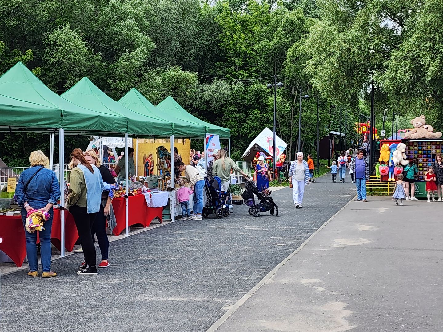 чехов, улица пушкина, городской парк, день россии, праздничная программа, с россией в сердце, мастер-классы, игры и конкурсы, плетение маскировочных сетей, маскхалаты, ярмарка сделано вручную, концерт, аттракционы, карусель сказка, батуты,