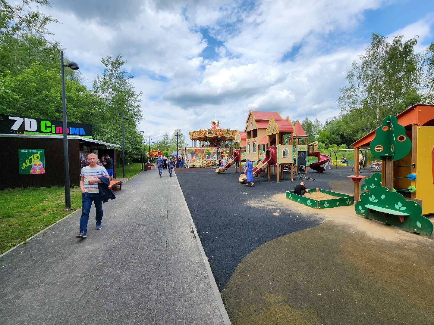 чехов, улица пушкина, городской парк, день россии, праздничная программа, с россией в сердце, мастер-классы, игры и конкурсы, плетение маскировочных сетей, маскхалаты, ярмарка сделано вручную, концерт, аттракционы, карусель сказка, батуты,