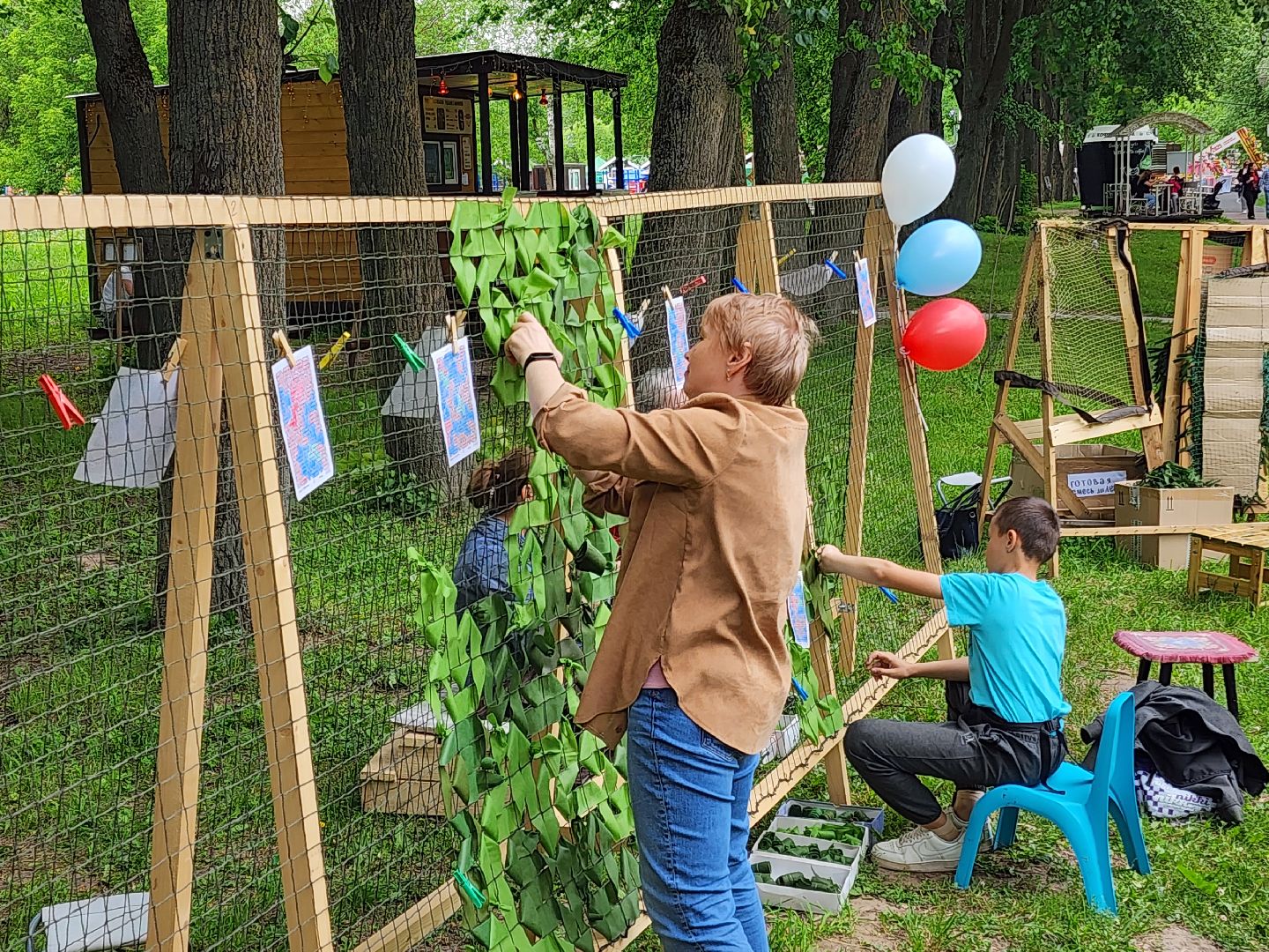чехов, улица пушкина, городской парк, день россии, праздничная программа, с россией в сердце, мастер-классы, игры и конкурсы, плетение маскировочных сетей, маскхалаты, ярмарка сделано вручную, концерт, аттракционы, карусель сказка, батуты,