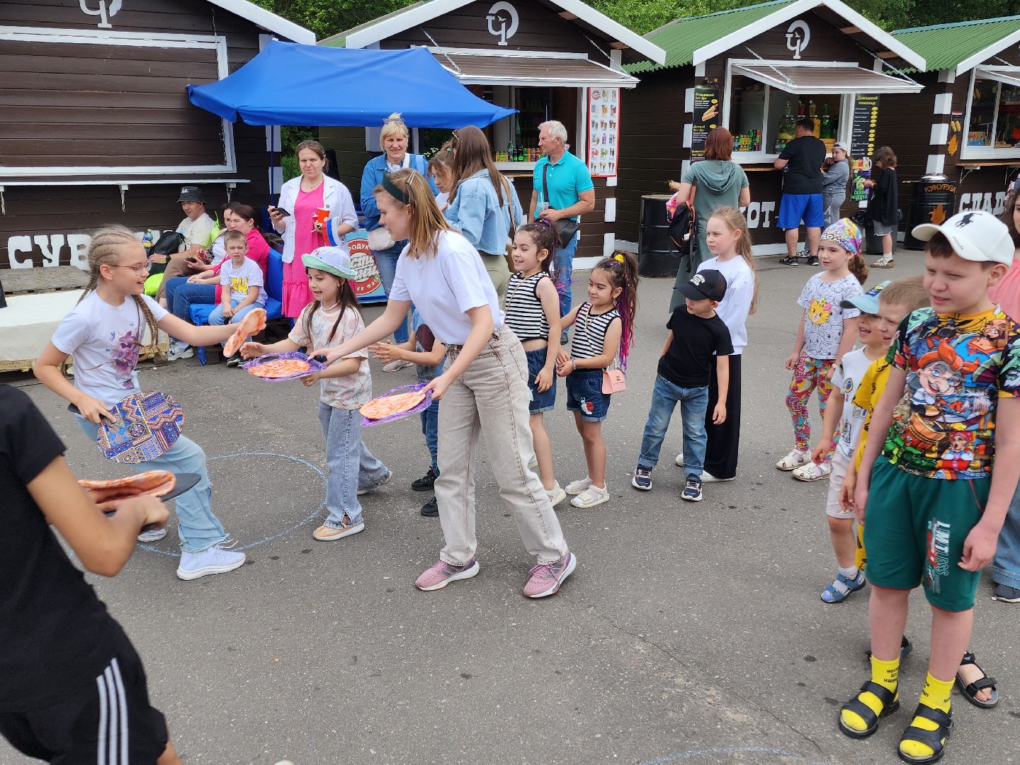 чехов, улица пушкина, городской парк, день россии, праздничная программа, с россией в сердце, мастер-классы, игры и конкурсы, плетение маскировочных сетей, маскхалаты, ярмарка сделано вручную, концерт, аттракционы, карусель сказка, батуты,