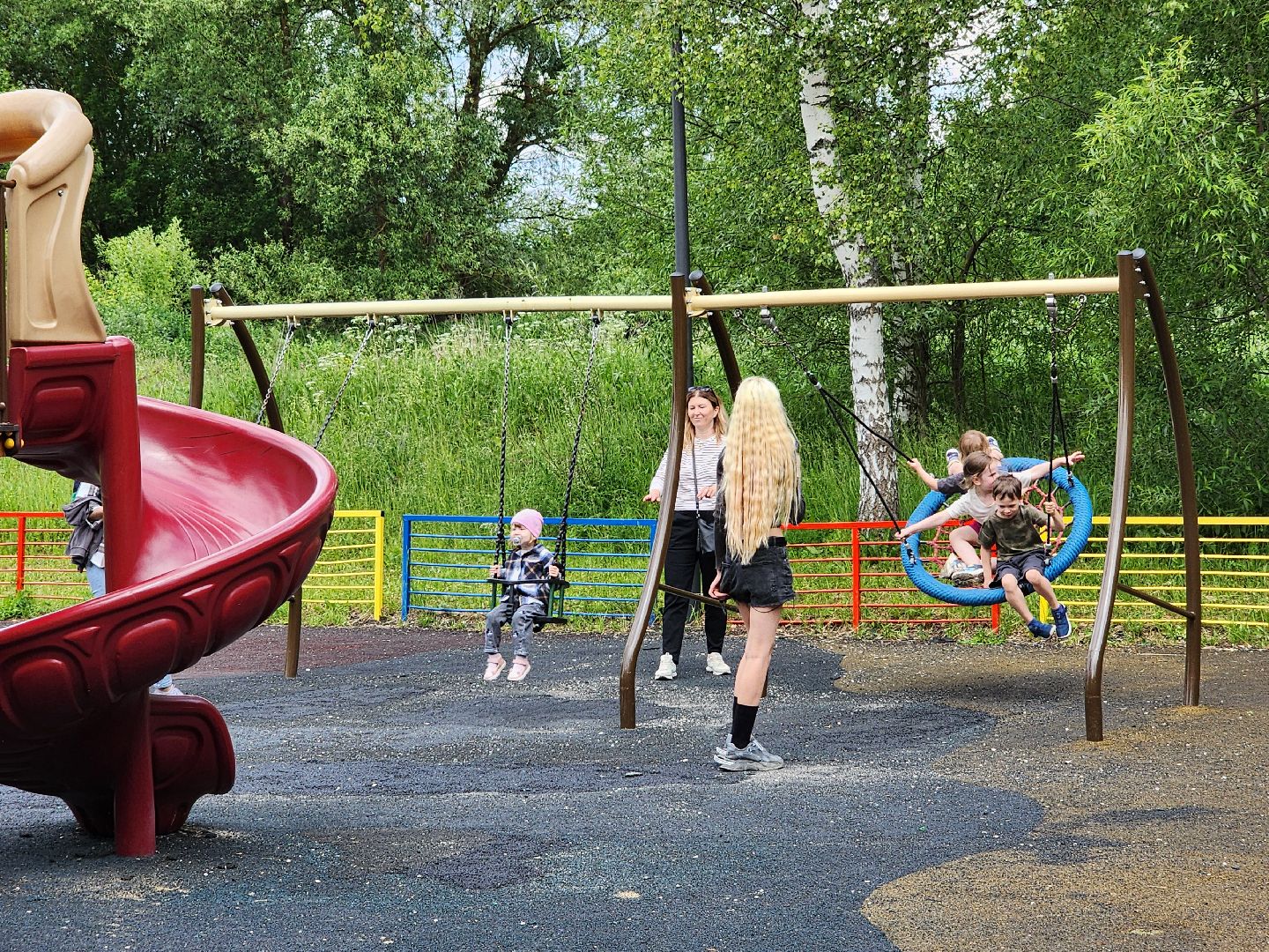чехов, улица пушкина, городской парк, день россии, праздничная программа, с россией в сердце, мастер-классы, игры и конкурсы, плетение маскировочных сетей, маскхалаты, ярмарка сделано вручную, концерт, аттракционы, карусель сказка, батуты,