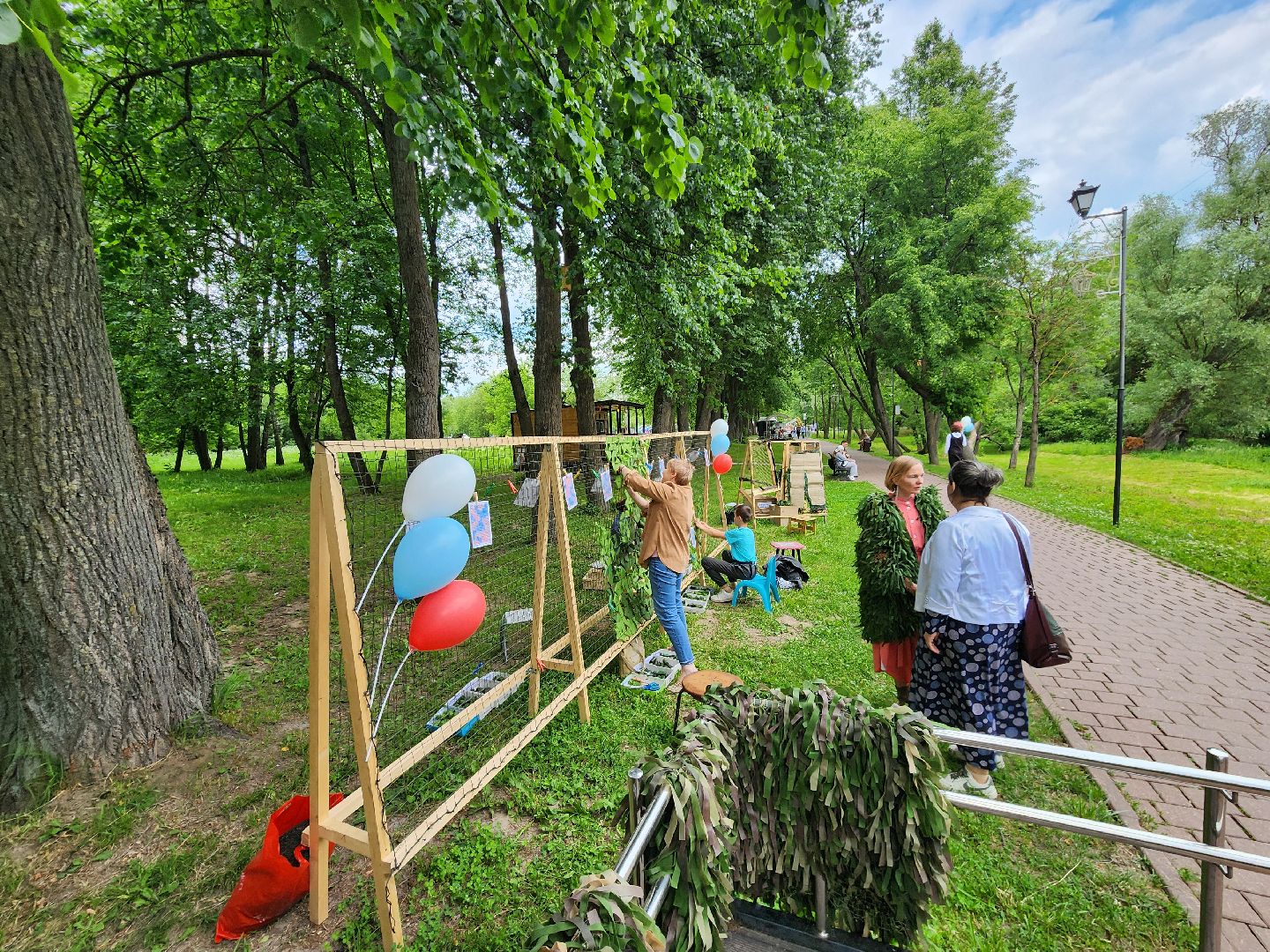 чехов, улица пушкина, городской парк, день россии, праздничная программа, с россией в сердце, мастер-классы, игры и конкурсы, плетение маскировочных сетей, маскхалаты, ярмарка сделано вручную, концерт, аттракционы, карусель сказка, батуты,