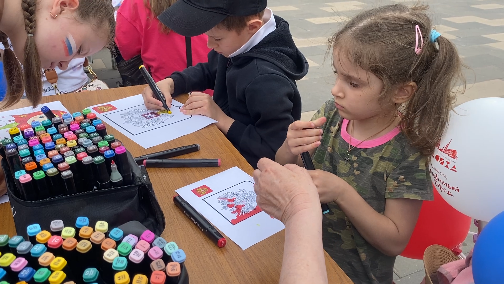 власиха день россии,  государственный праздник, власиха триколор, день россии 2025, рисунок на асфальте,