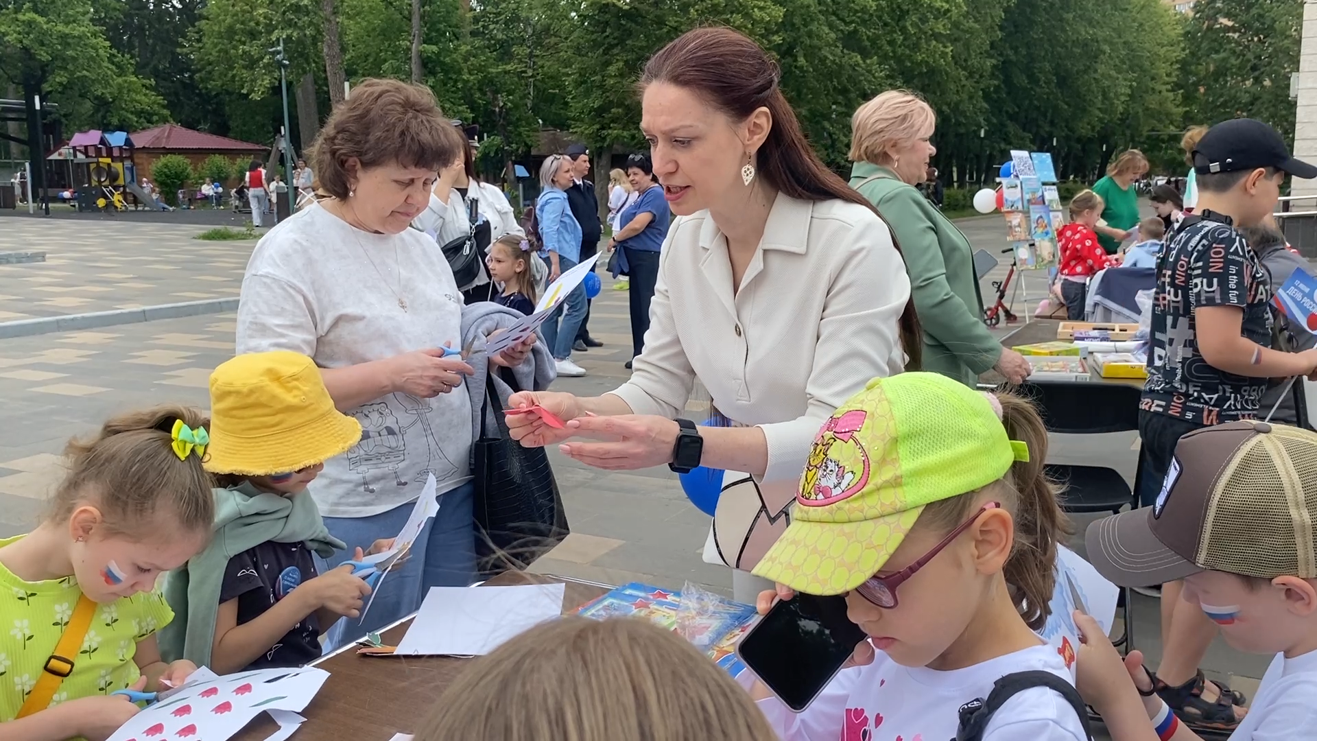 власиха день россии,  государственный праздник, власиха триколор, день россии 2025, рисунок на асфальте,